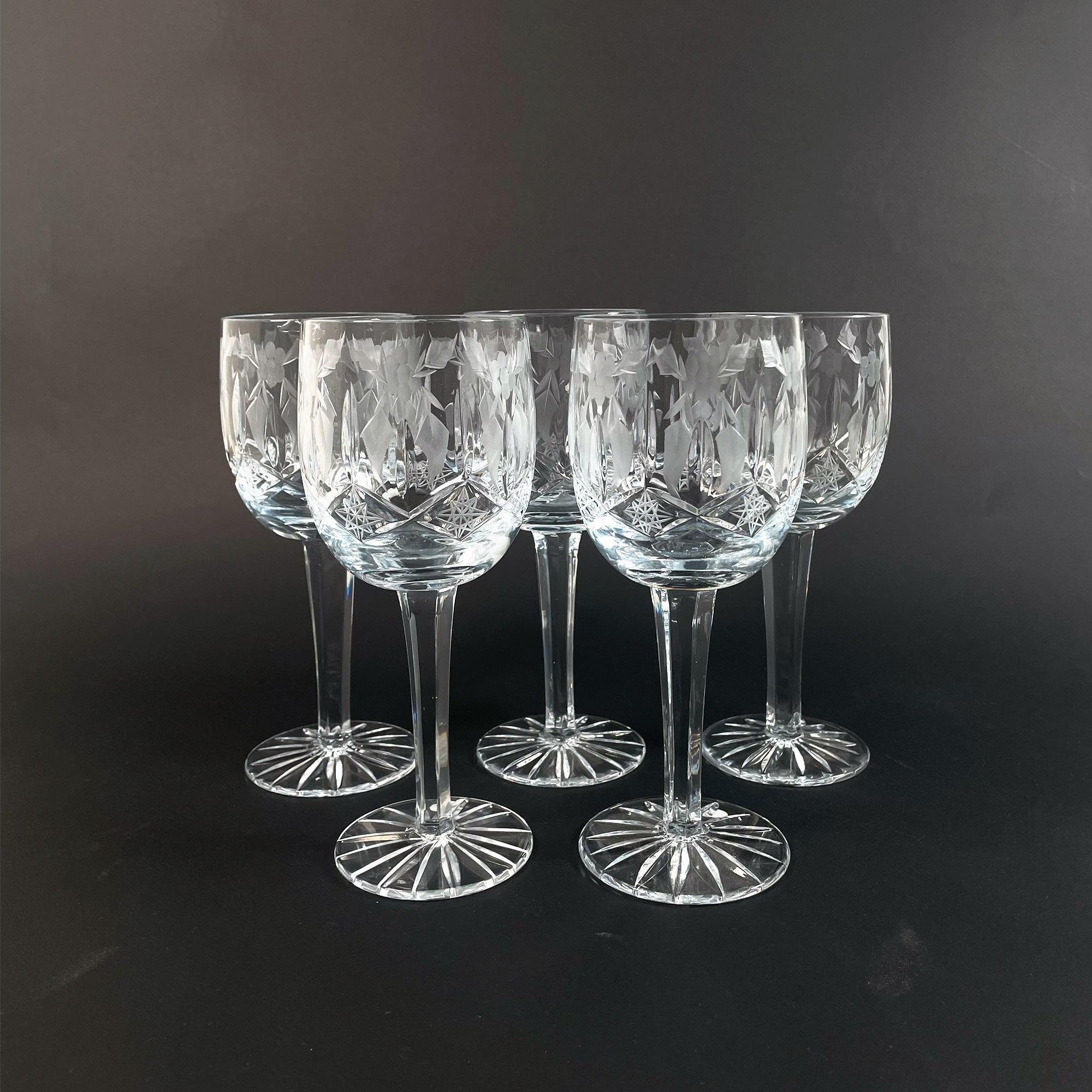 Magnifique ensemble de 17 verres en cristal taillés à la main à motif de houx - années 1960 en vente 1
