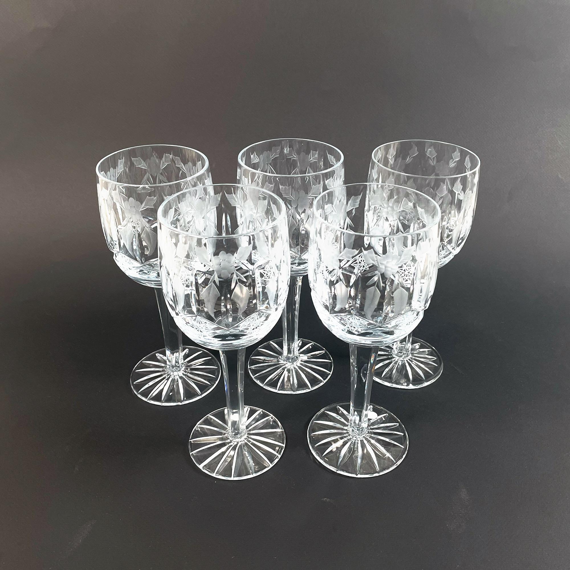 Magnifique ensemble de 17 verres en cristal taillés à la main à motif de houx - années 1960 en vente 2