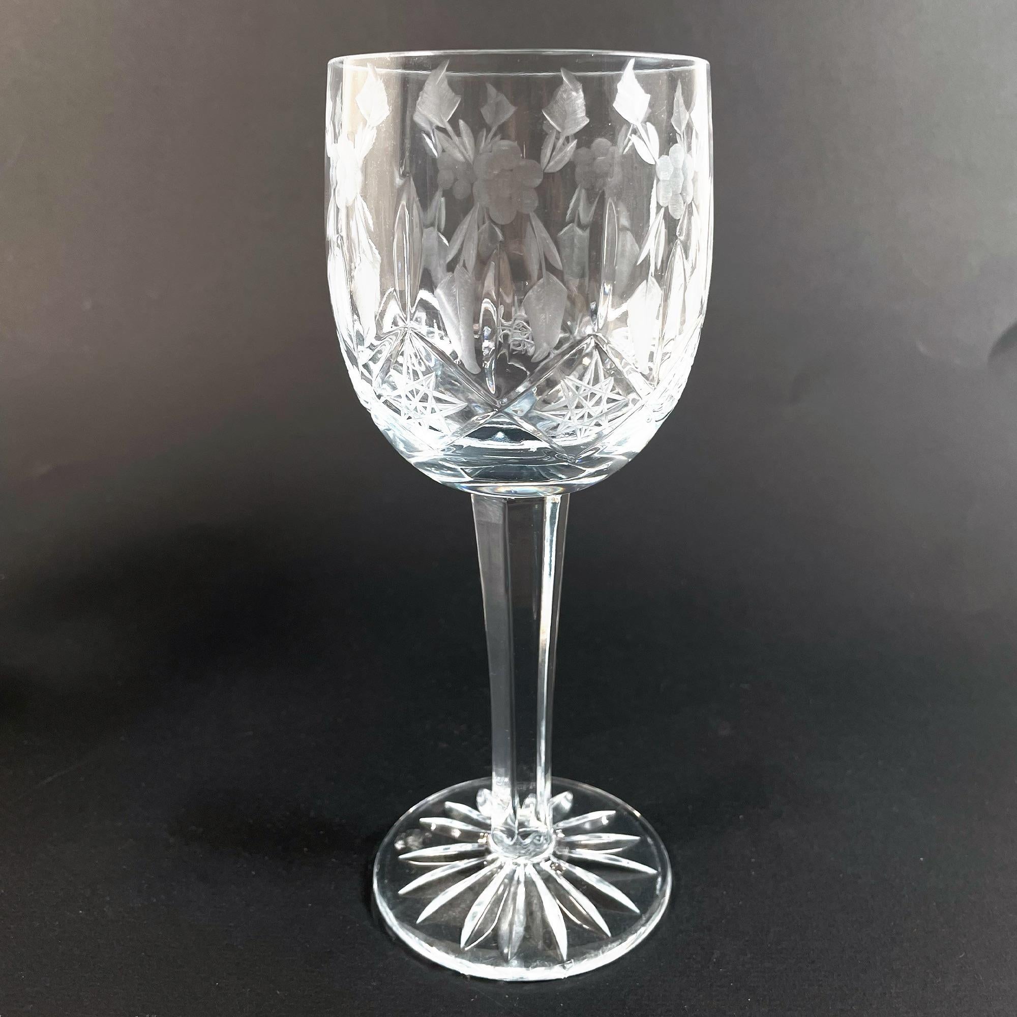 Magnifique ensemble de 17 verres en cristal taillés à la main à motif de houx - années 1960 en vente 4