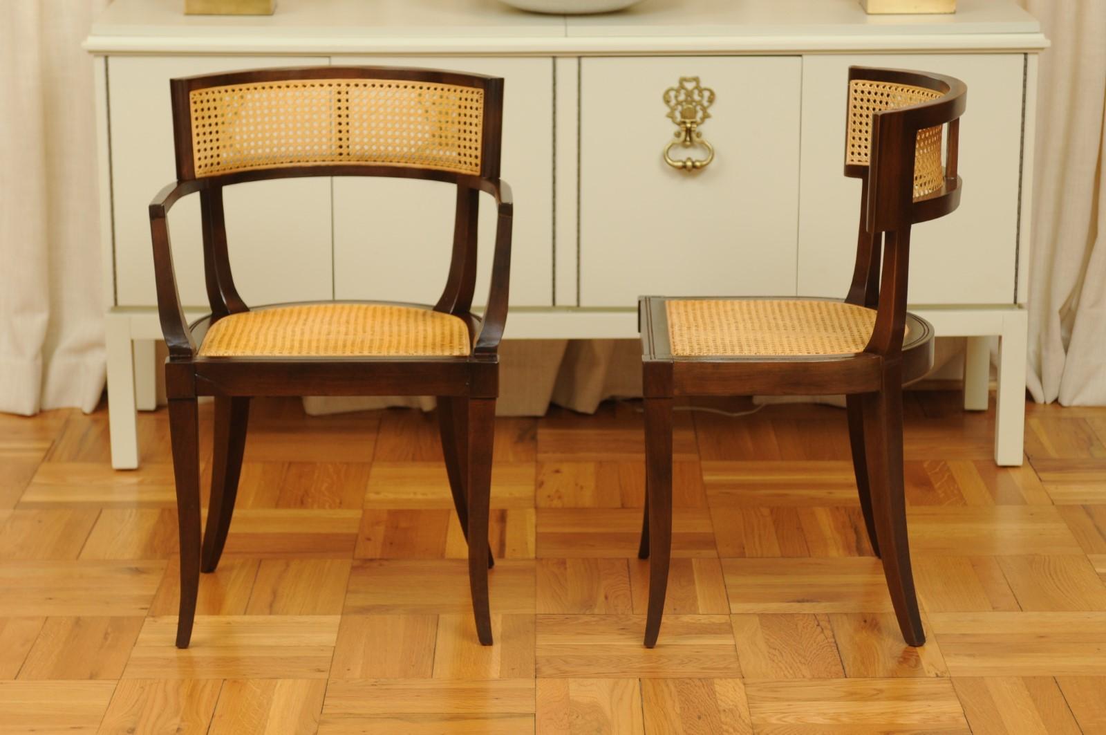 Magnifique ensemble de 8 chaises de salle à manger Klismos en rotin par Baker, datant d'environ 1958, sièges en rotin en vente 6