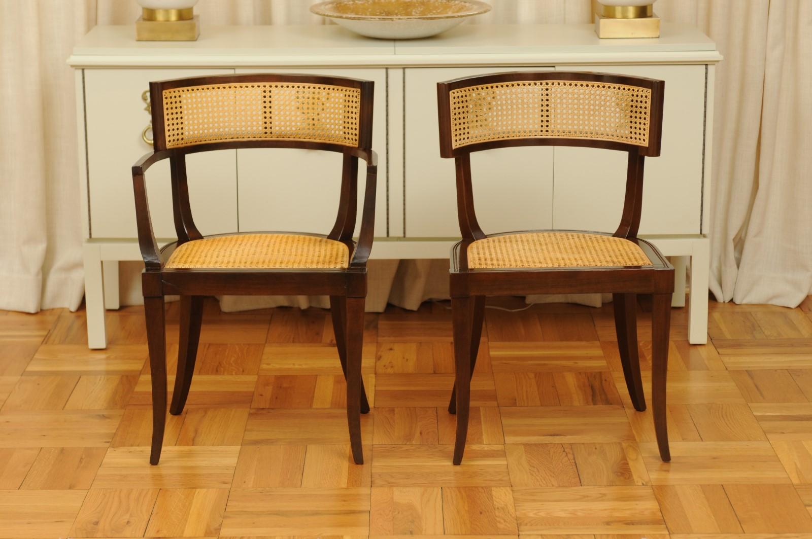Milieu du XXe siècle Magnifique ensemble de 8 chaises de salle à manger Klismos en rotin par Baker, datant d'environ 1958, sièges en rotin en vente