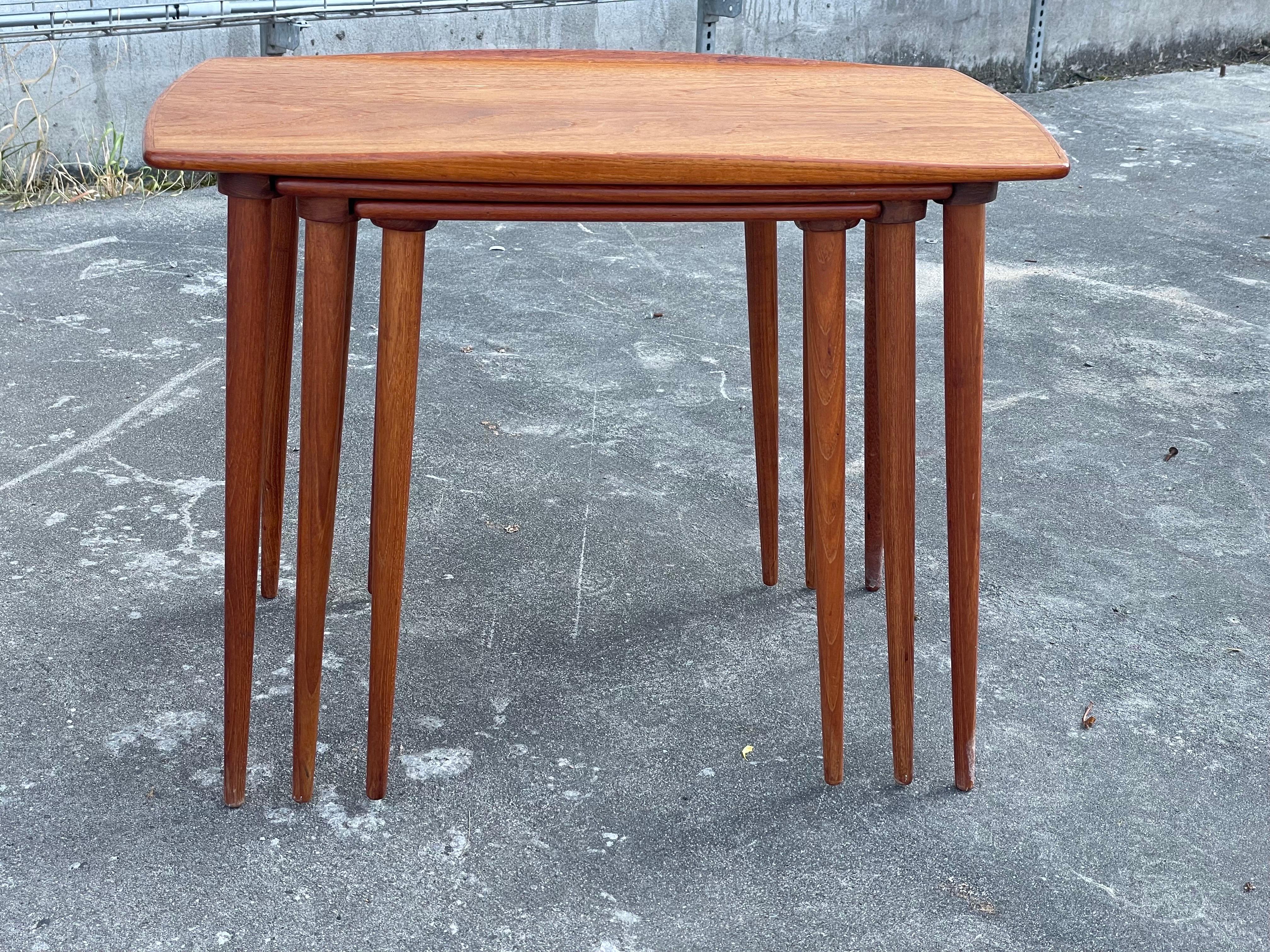 Ensemble exquis de tables gigognes danoises en teck des années 1960 en vente 3