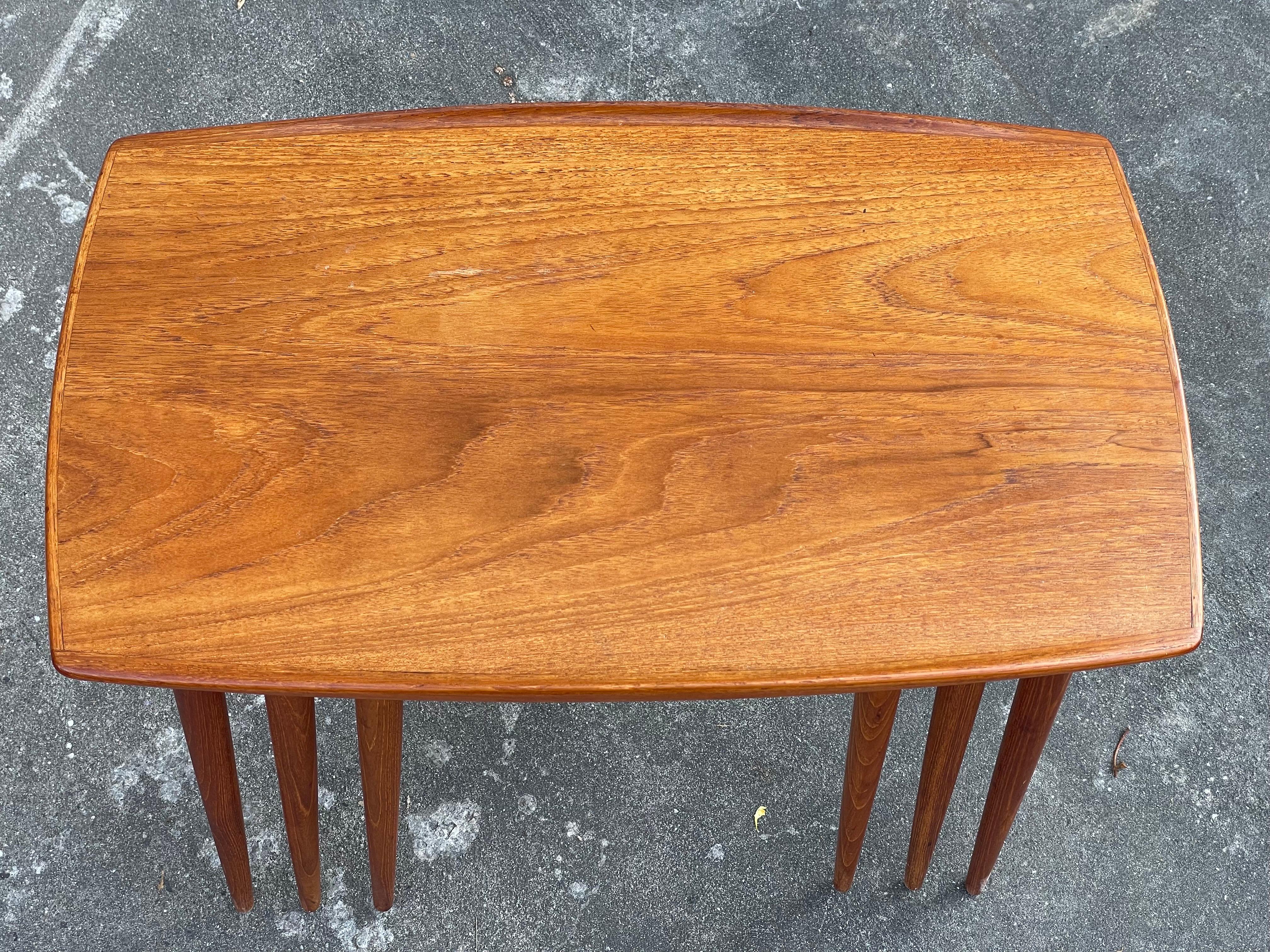 Mid-Century Modern Ensemble exquis de tables gigognes danoises en teck des années 1960 en vente