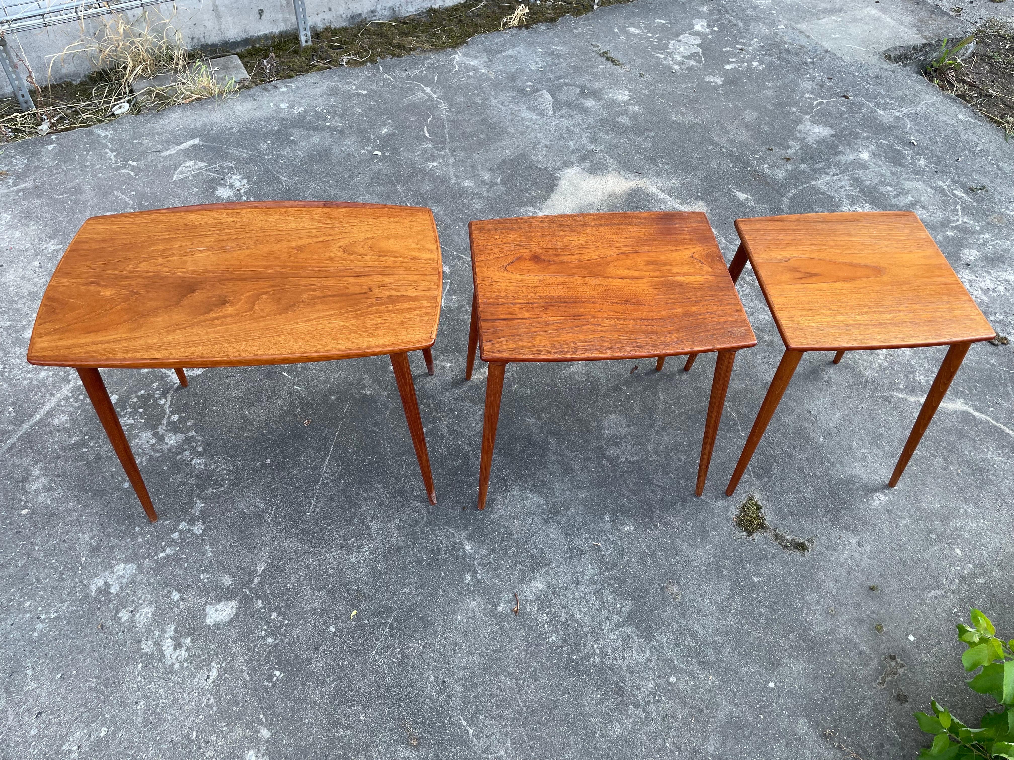 Danois Ensemble exquis de tables gigognes danoises en teck des années 1960 en vente