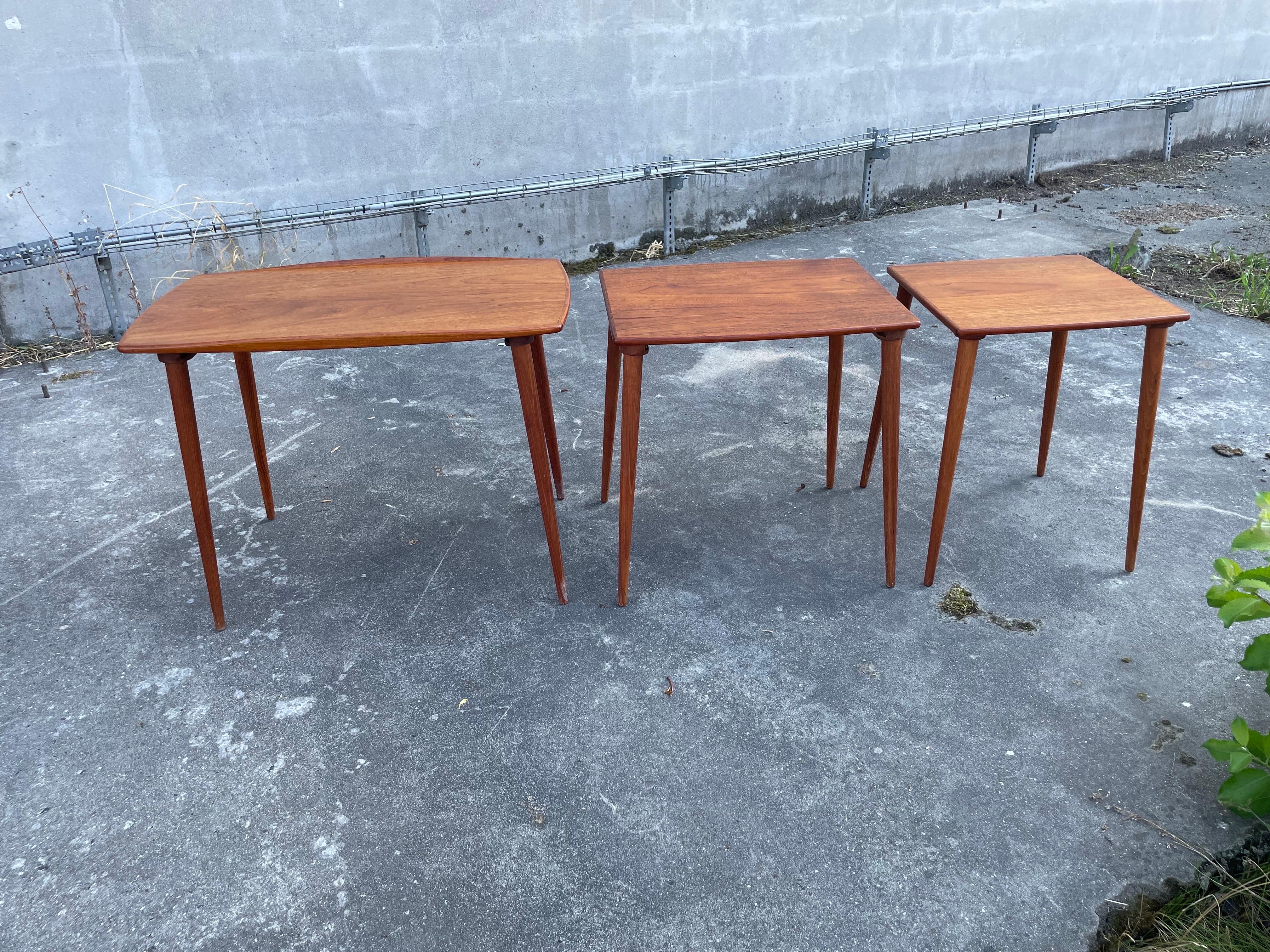 Ensemble exquis de tables gigognes danoises en teck des années 1960 Bon état - En vente à Copenhagen, DK