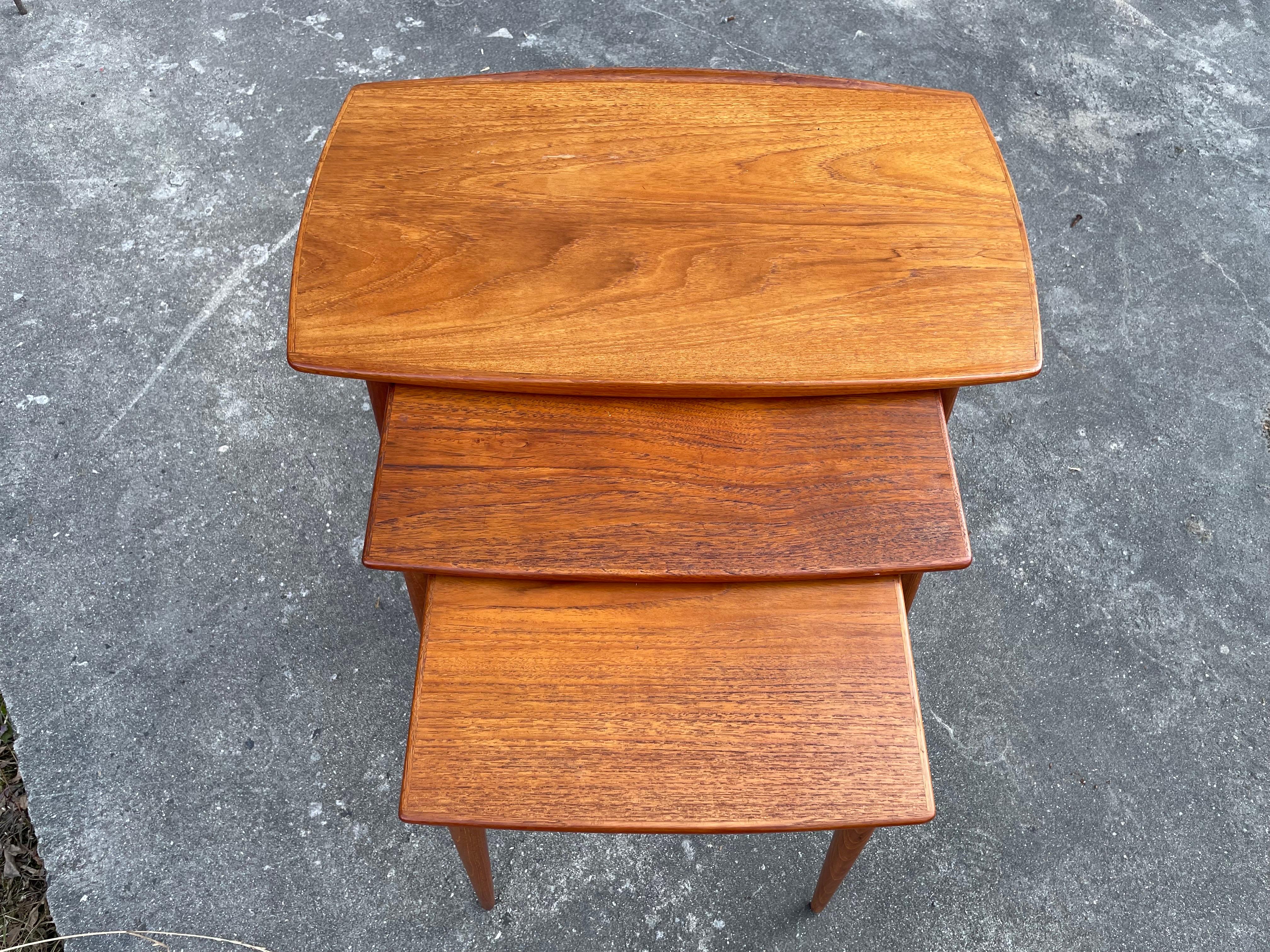 Milieu du XXe siècle Ensemble exquis de tables gigognes danoises en teck des années 1960 en vente