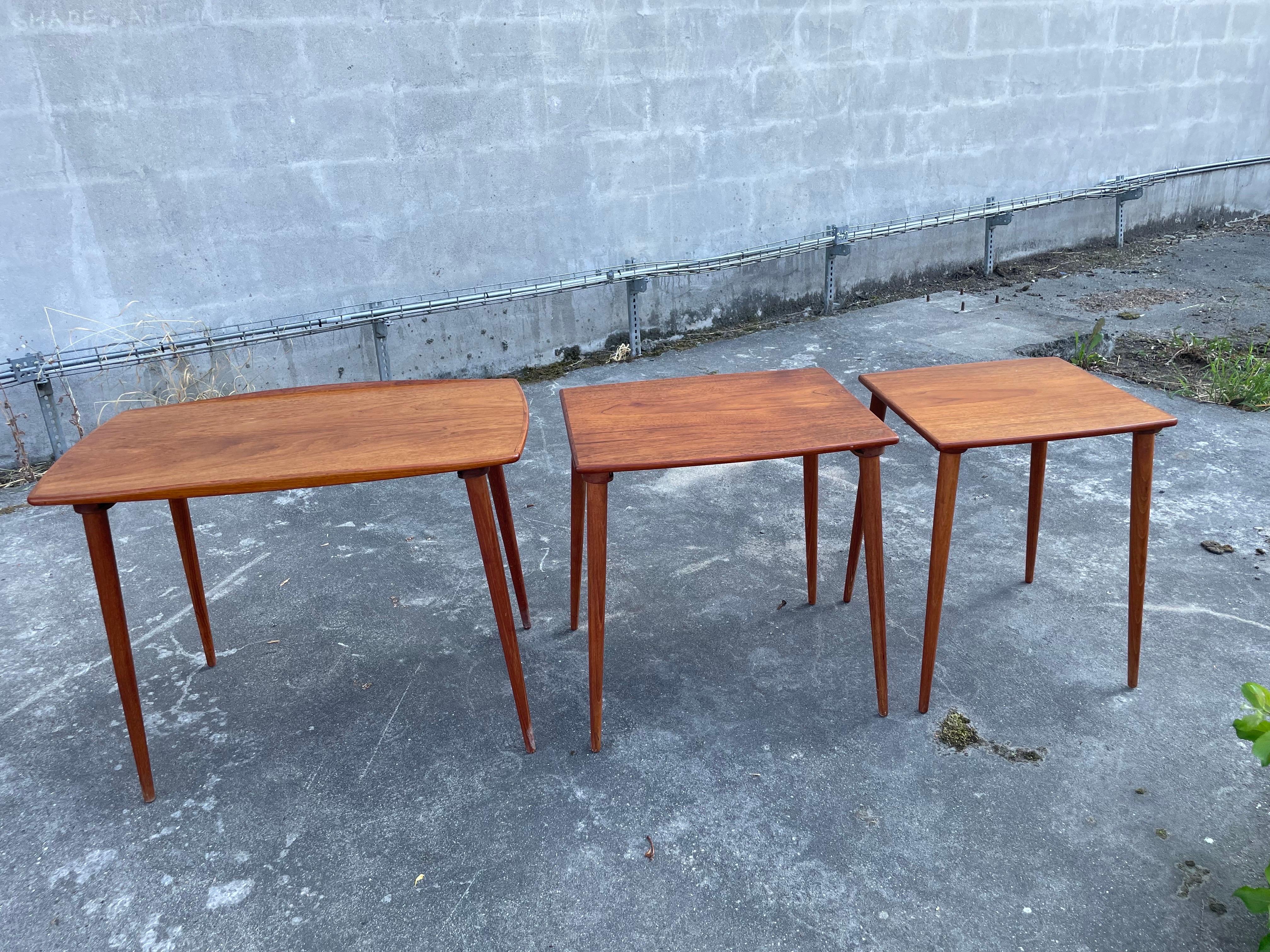 Teck Ensemble exquis de tables gigognes danoises en teck des années 1960 en vente