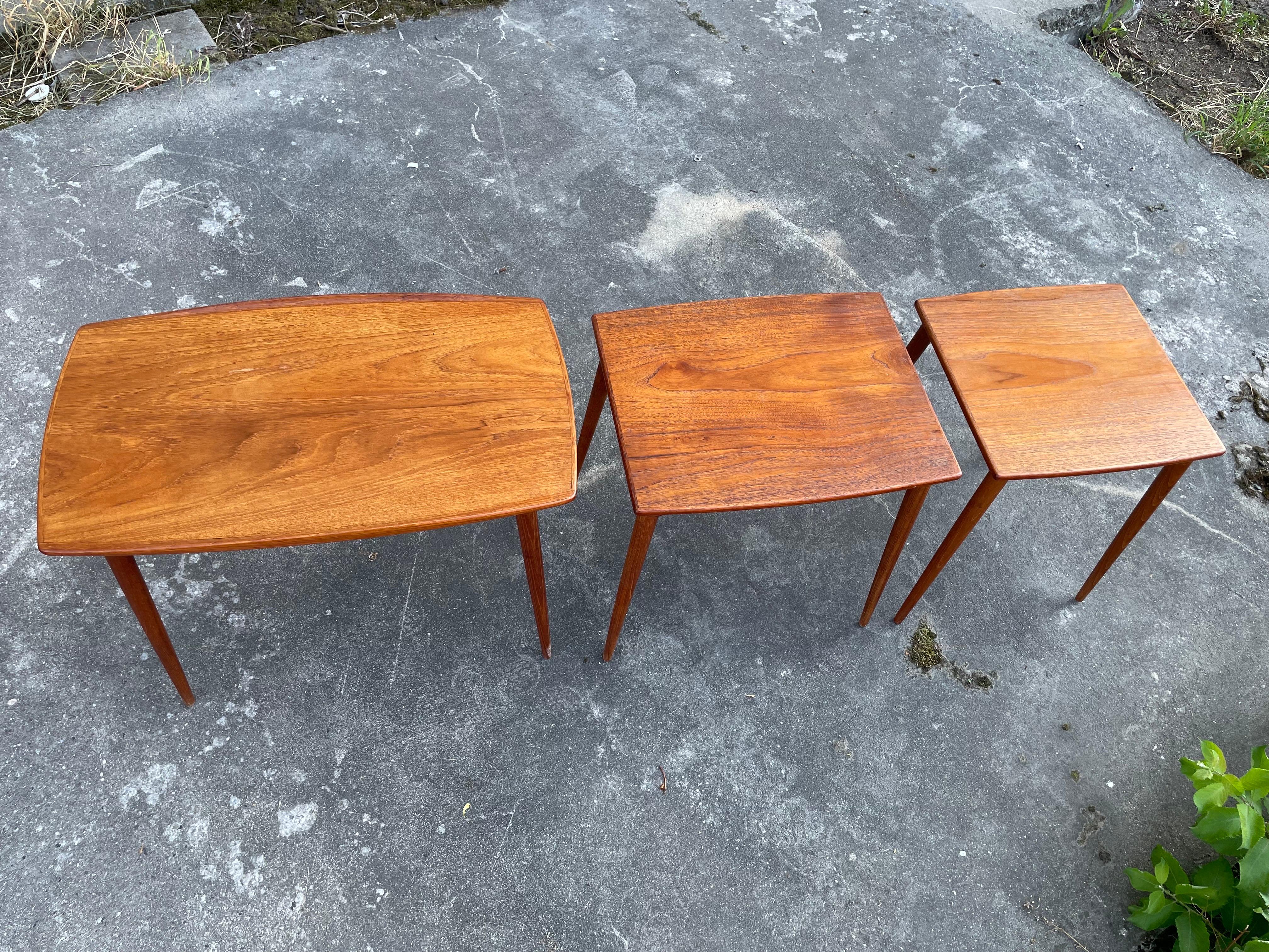 Ensemble exquis de tables gigognes danoises en teck des années 1960 en vente 1