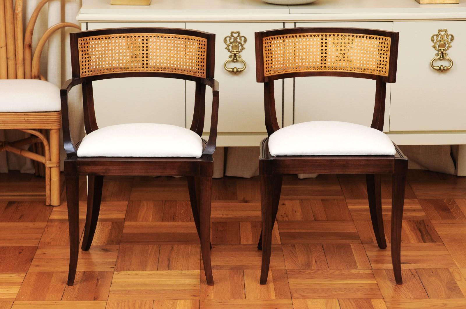 Milieu du XXe siècle Magnifique ensemble de huit 8 chaises de salle à manger en rotin Klismos de Baker, vers 1958 en vente