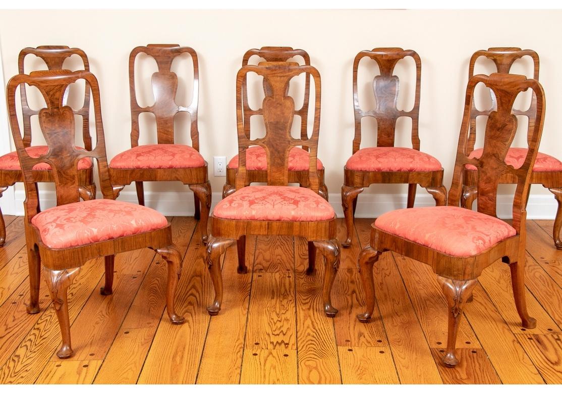 Hervorragender Satz von acht Beistellstühlen aus dem frühen 18. Jahrhundert. Fein gearbeitete Beistellstühle mit genopptem Gestell und kreuzförmig angeordneten Sitzflächen. Mit breiten geformten Sitzschienen, die auf Kabriole-Beinen mit pad-Füßen