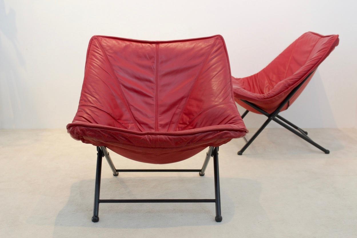 Fantastique ensemble de fauteuils du milieu du siècle produit par Molinari et conçu par Teun van Zanten dans les années 1970. Les chaises sont dotées d'un cadre tubulaire noir stable et d'un revêtement en cuir rouge très confortable de forme