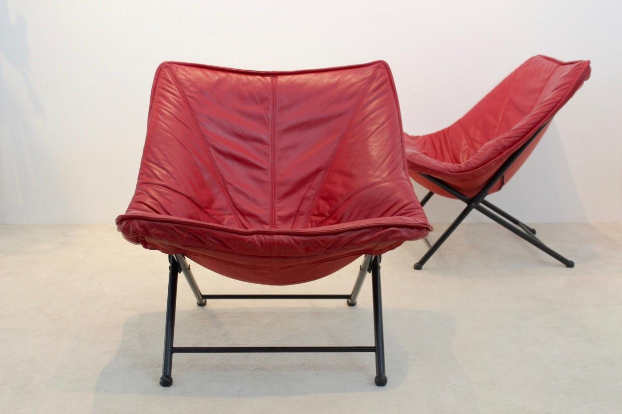 Fantastic set of midcentury easy chairs produced by Molinari and designed by Teun van Zanten in the 1970s. The chairs feature a stabile tubular black frame with very comfortable red leather upholstery with organic shape. The chairs are easy going as