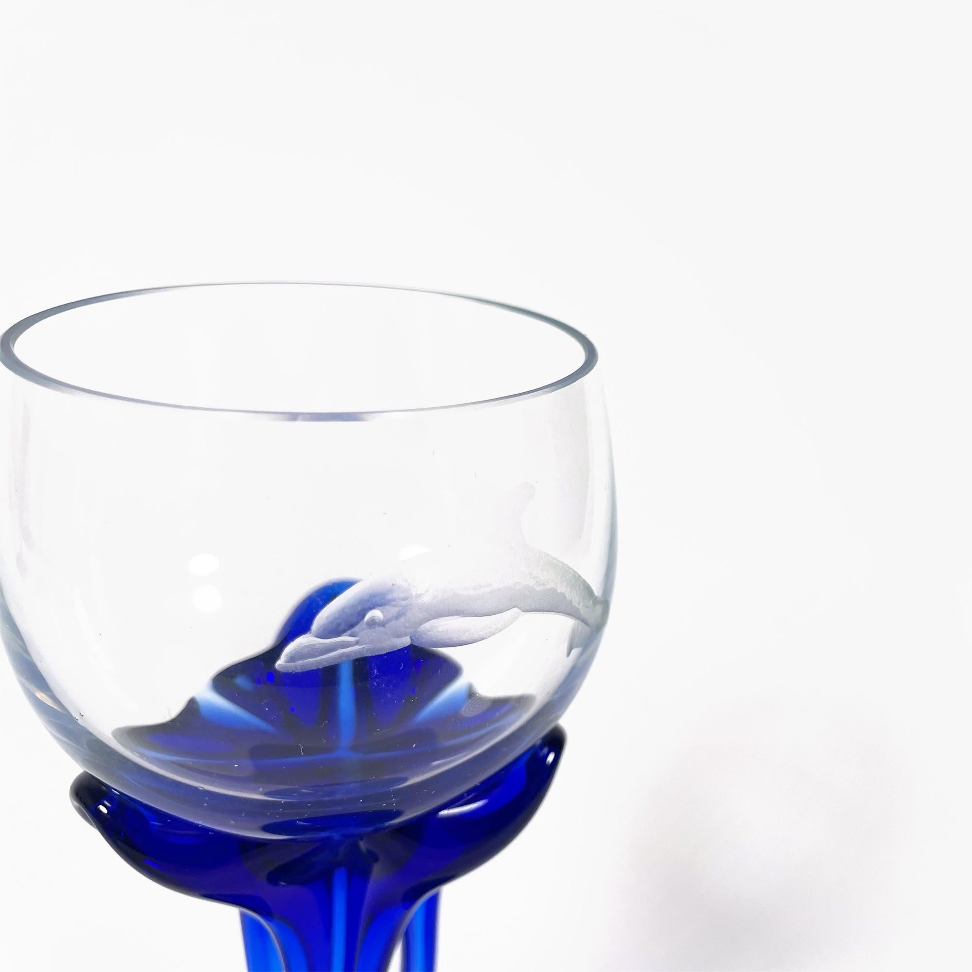 Exquisiter Satz von sechs handgravierten Murano Weingläsern mit Delphinmotiv (Glas) im Angebot