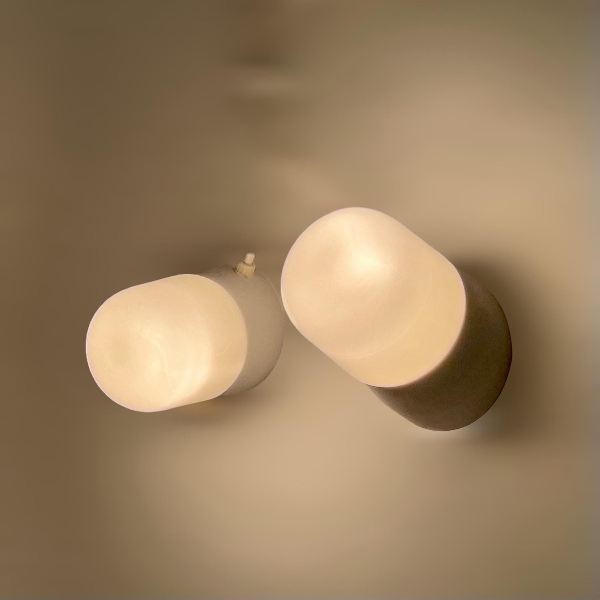 Entdecken Sie die Faszination des Mid-Century-Designs mit diesen exquisiten Vintage-Bakelitlampen aus den 50er Jahren. Diese in Italien gefertigten Vintage-Applikationen verkörpern die Eleganz und Funktionalität, die die Beleuchtungskörper dieser