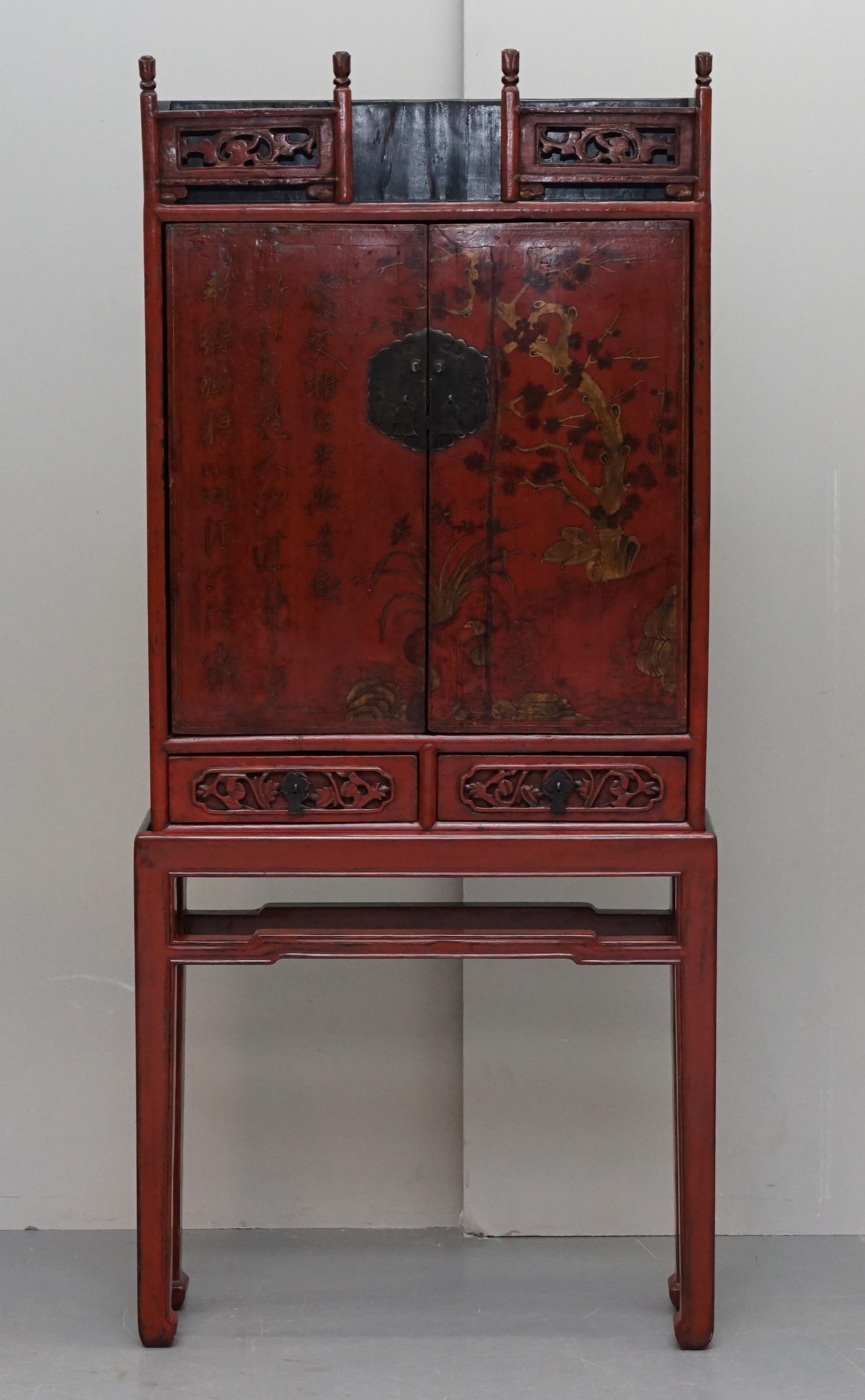 Wir freuen uns, diesen exquisiten und äußerst seltenen chinesischen Rotlackschrank aus dem 19. Jahrhundert zum Verkauf anbieten zu können.

Ein schönes und dekoratives Stück, um 1860-1880, handbemalt und mit mehreren Schichten lackiert. Dieses Stück