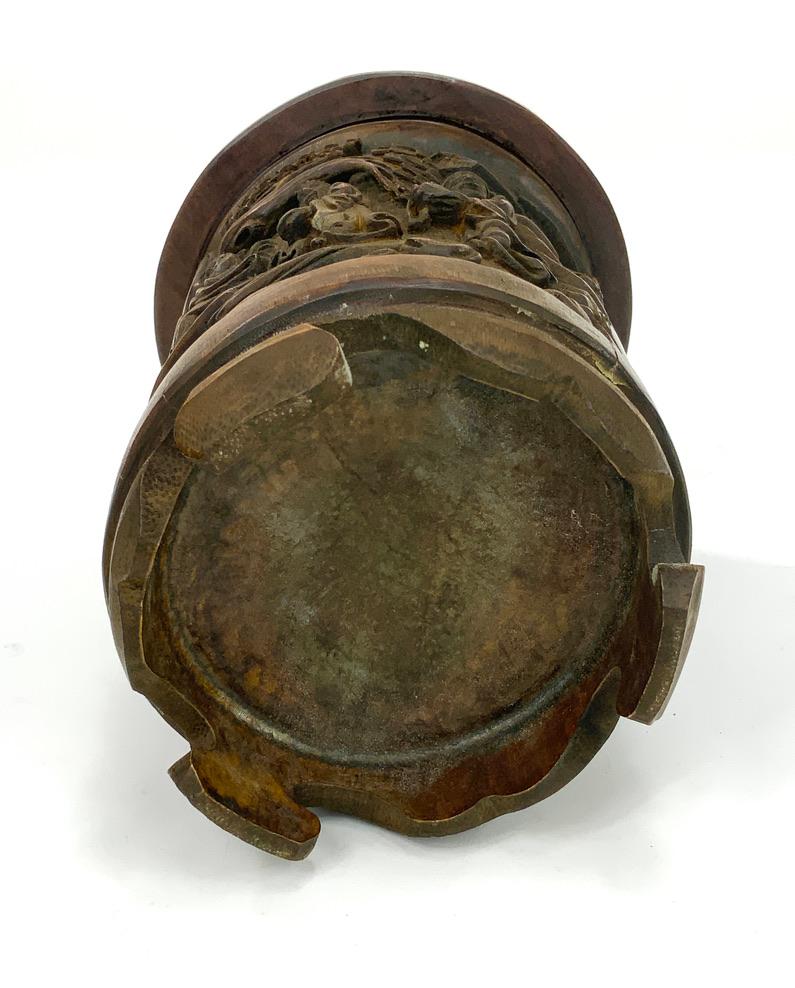 Chinois Exquisite Signed Chinese Carved Bamboo Root Brush Pot en vente