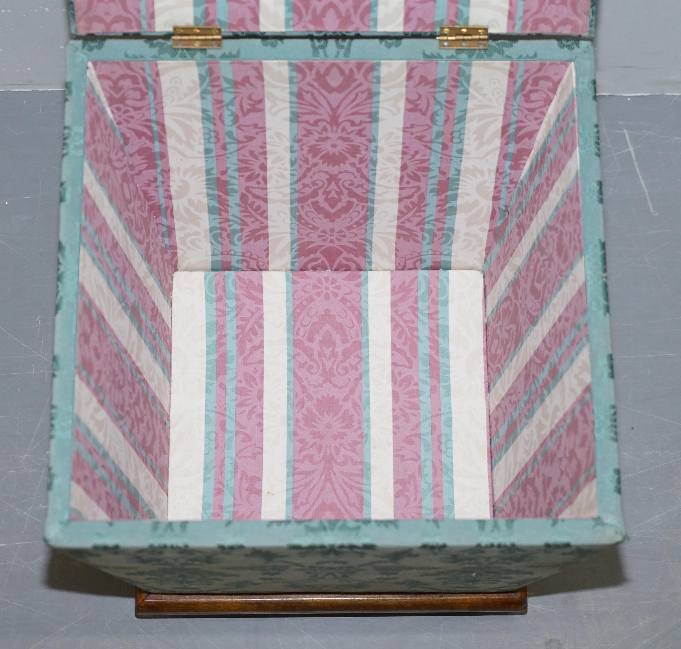Magnifique repose-pieds ottoman de style victorien tapissé de soie avec rangement en vente 6