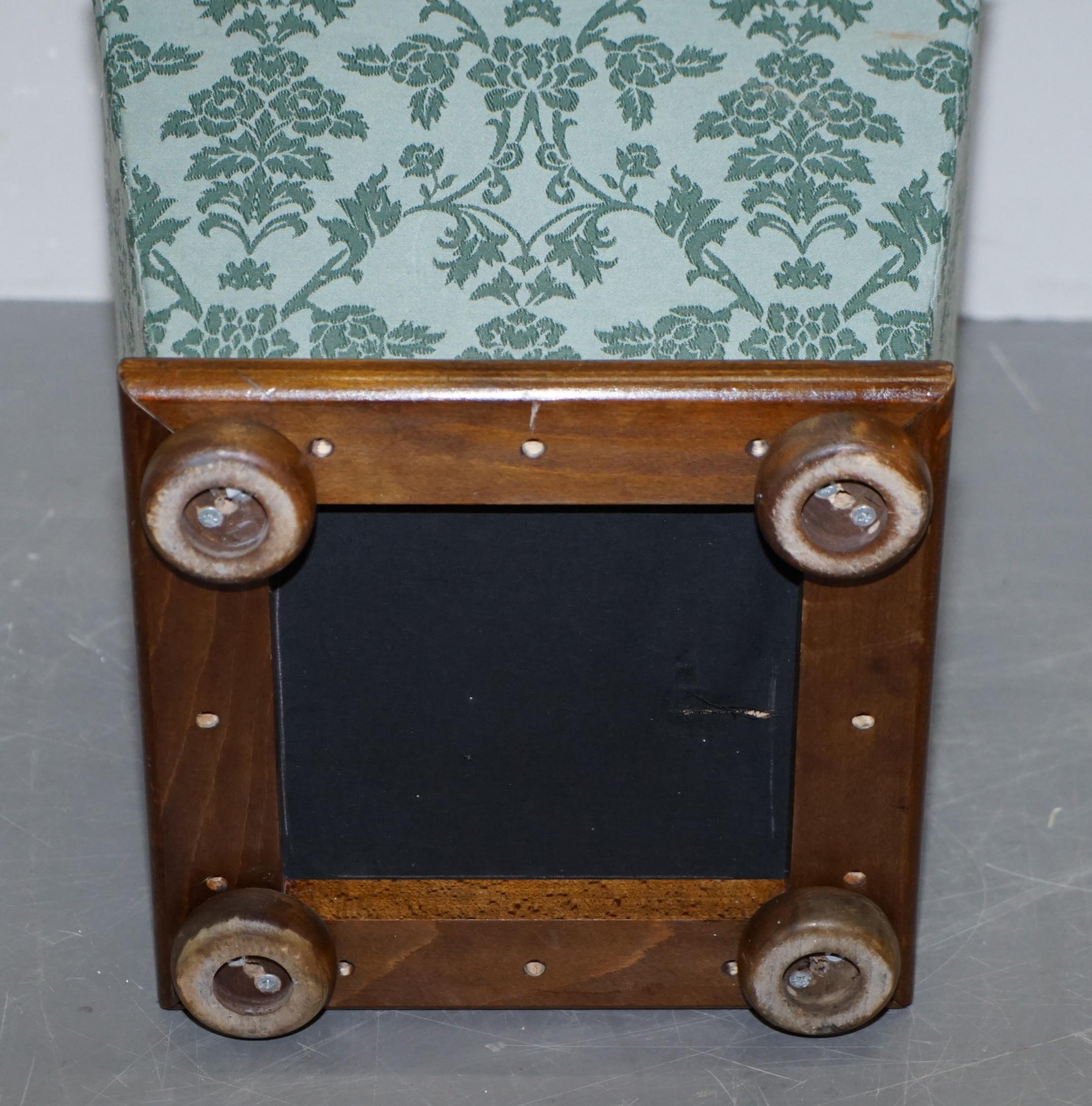 Exquisito taburete otomano estilo victoriano tapizado en seda Taburete reposapiés con almacenaje en venta 5