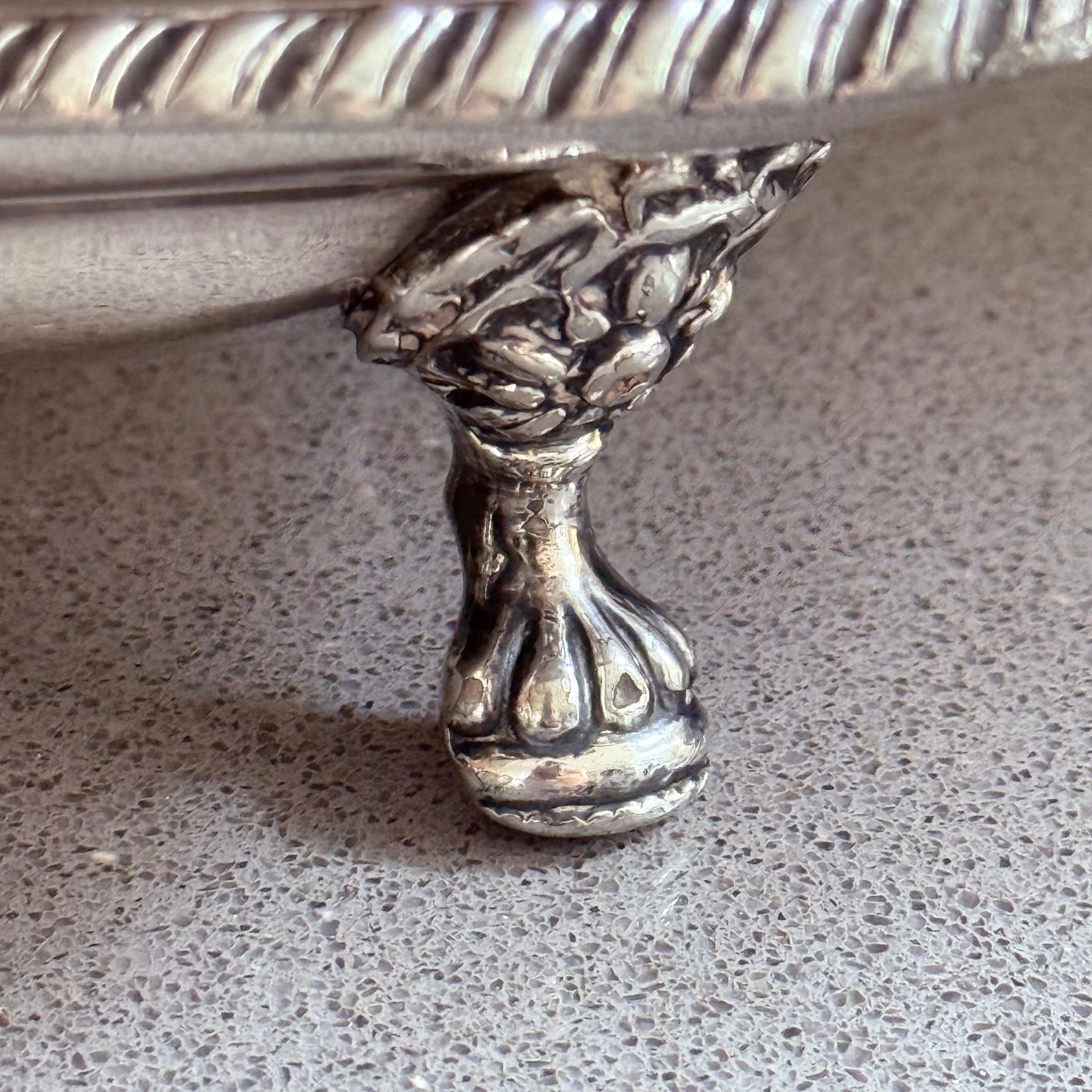 Squisito piatto rettangolare con piede placcato in argento - Lusso antico con stile argento sterling
Questo elegante gingillo placcato in argento è un esempio di artigianato senza tempo e di gusto raffinato. Progettato in una classica forma