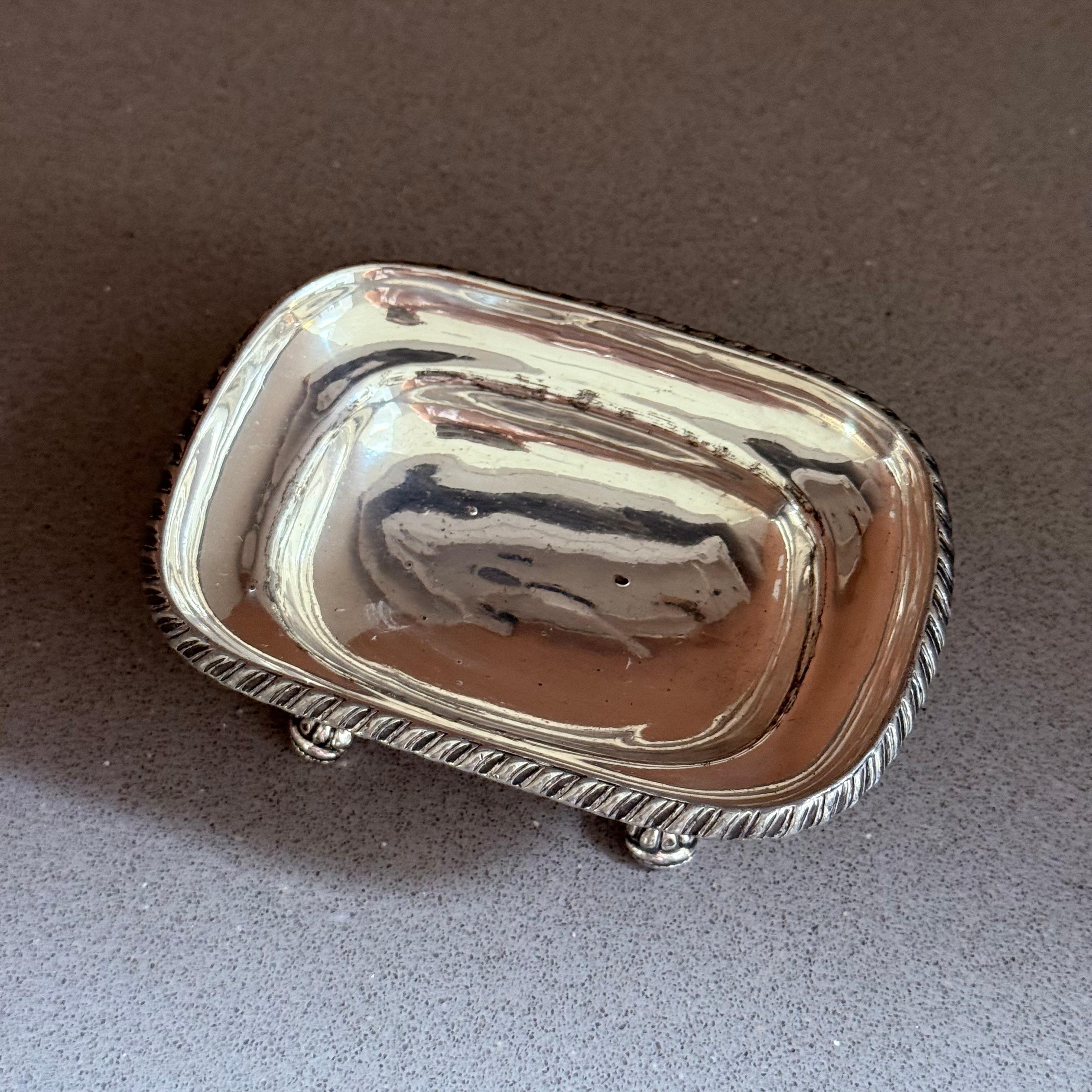 Art Déco Squisito piatto rettangolare con piedini in argento placcato - Decorazione antica in argento di lusso in vendita