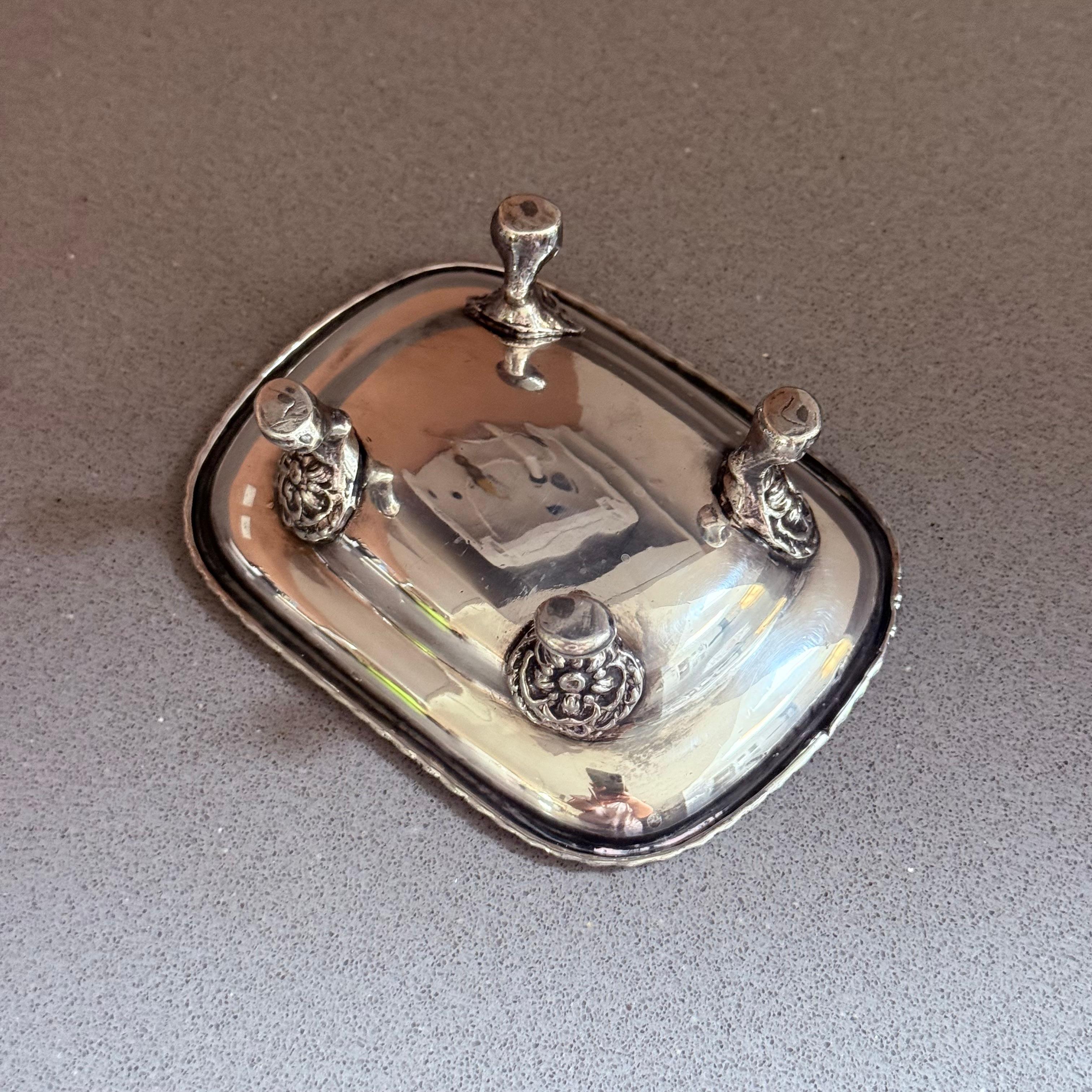 Inglese Squisito piatto rettangolare con piedini in argento placcato - Decorazione antica in argento di lusso in vendita