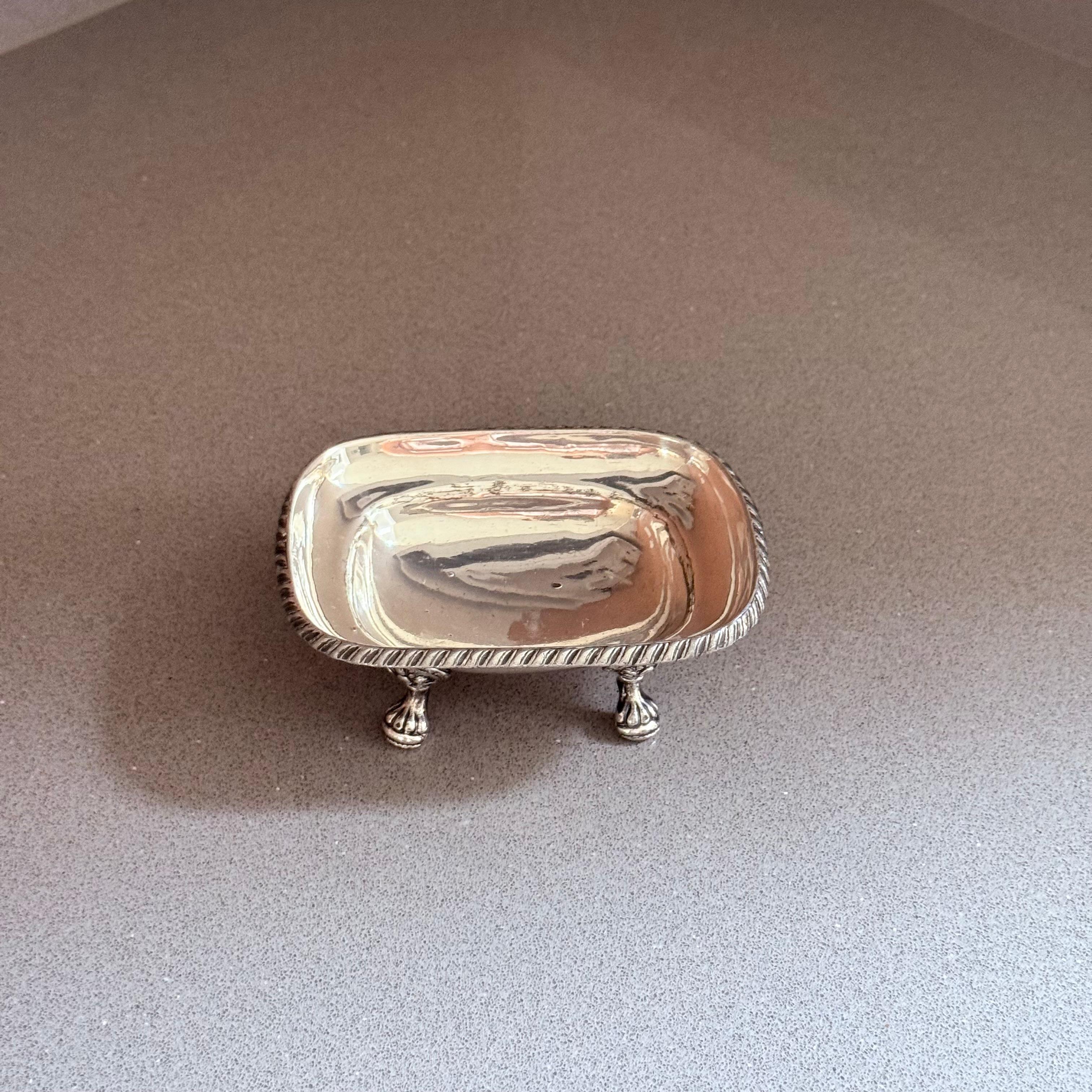 Spazzolato Squisito piatto rettangolare con piedini in argento placcato - Decorazione antica in argento di lusso in vendita