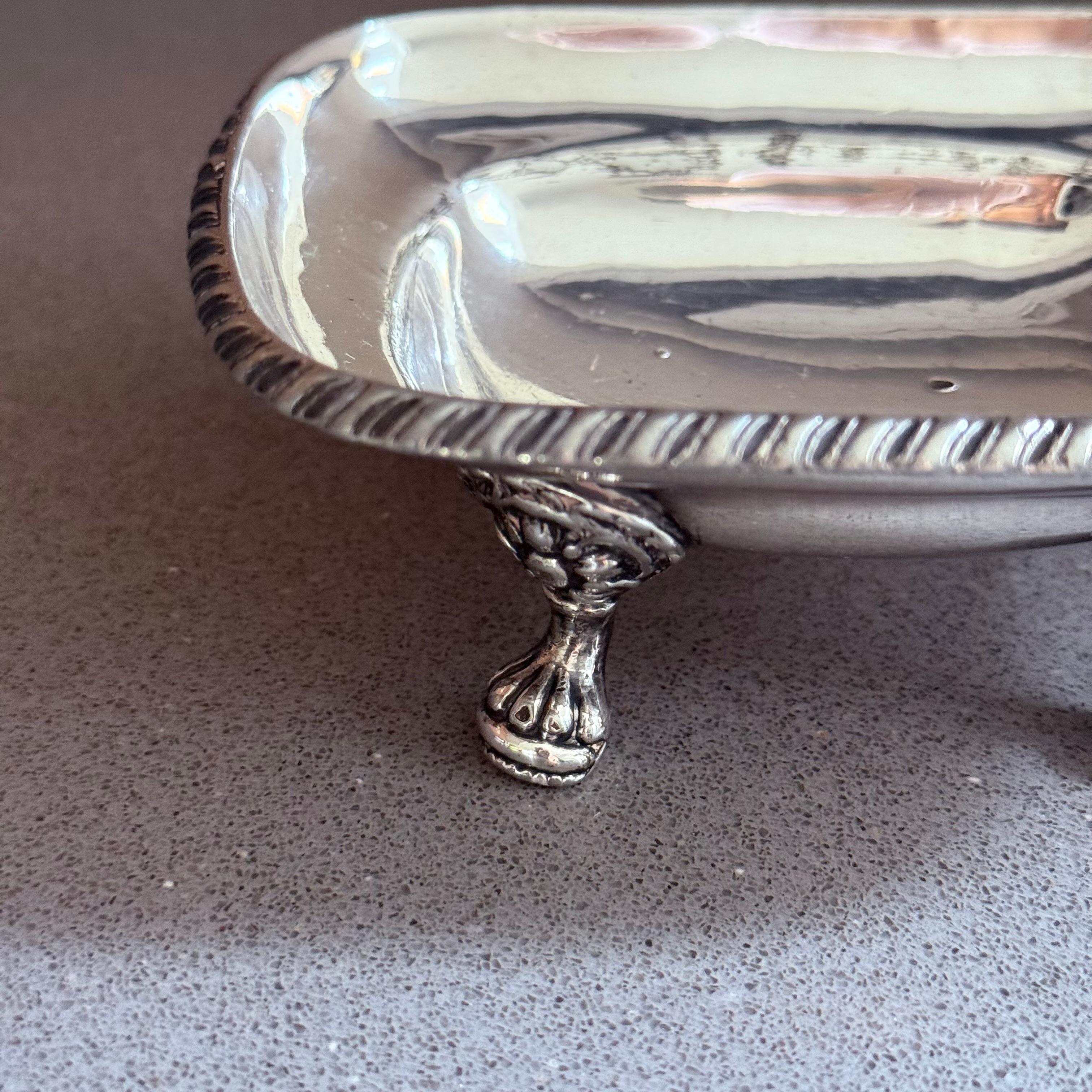 Inizio XX secolo Squisito piatto rettangolare con piedini in argento placcato - Decorazione antica in argento di lusso in vendita