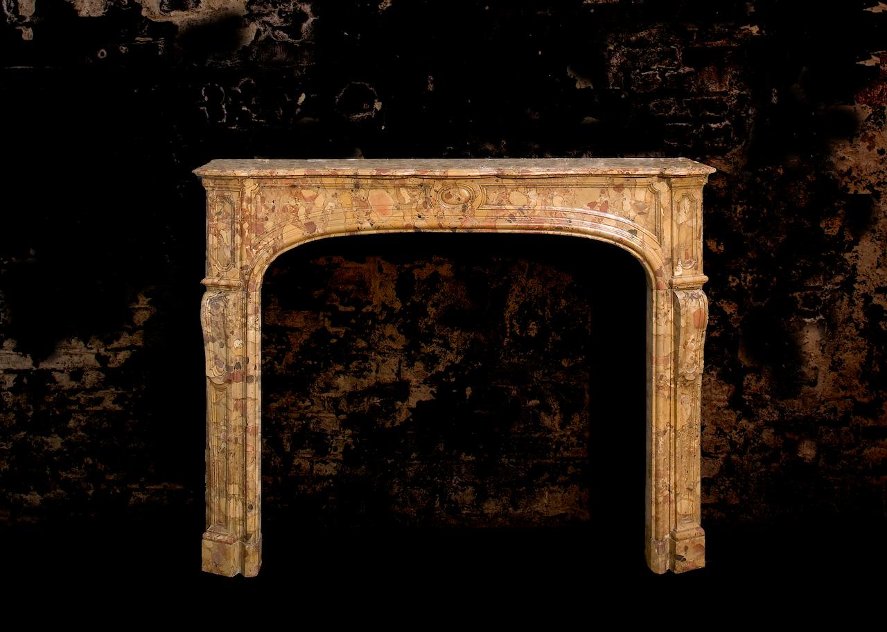 Exquisiter französischer antiker Kaminsims aus Marmor aus dem 18. Jahrhundert (Louis XIV.) im Angebot