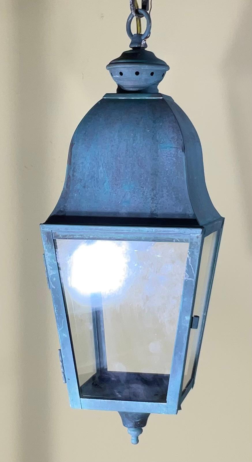 Exquisito Farol Colgante Pequeño Vintage de Latón  7”x 7”x 18” en venta 5