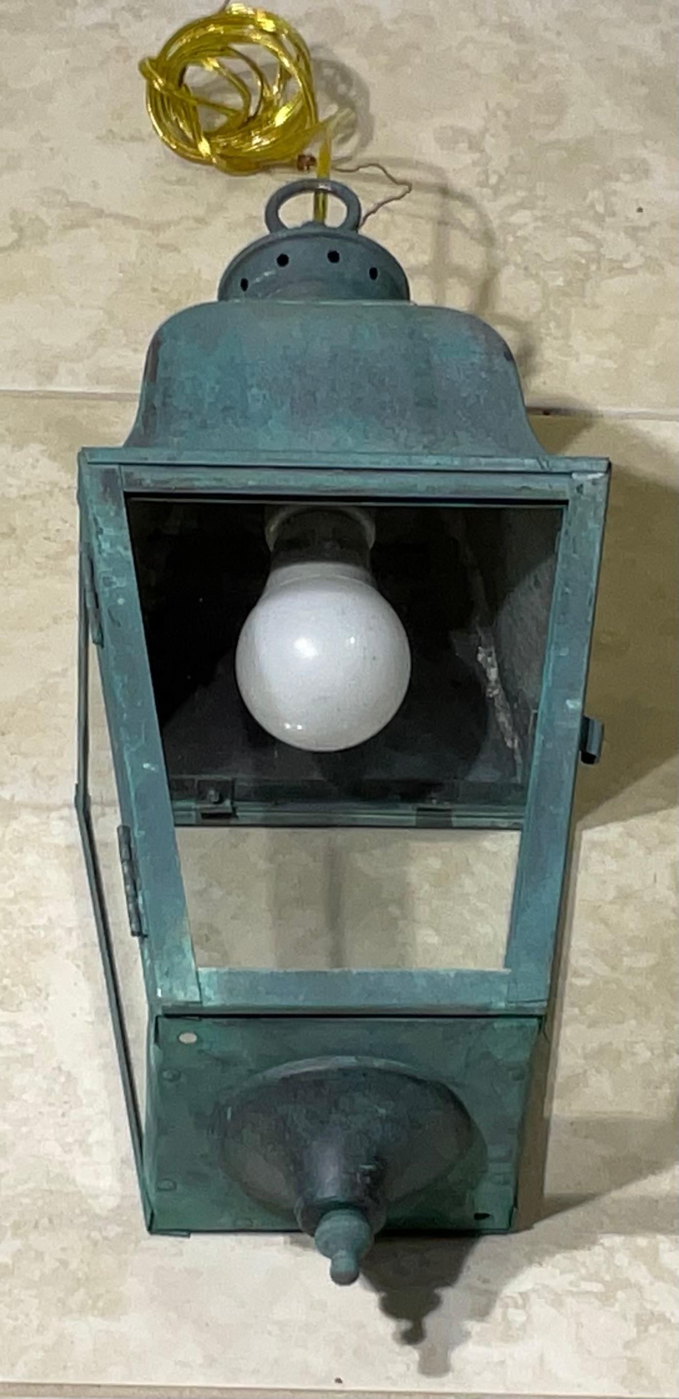 Exquisito Farol Colgante Pequeño Vintage de Latón  7”x 7”x 18” en venta 6
