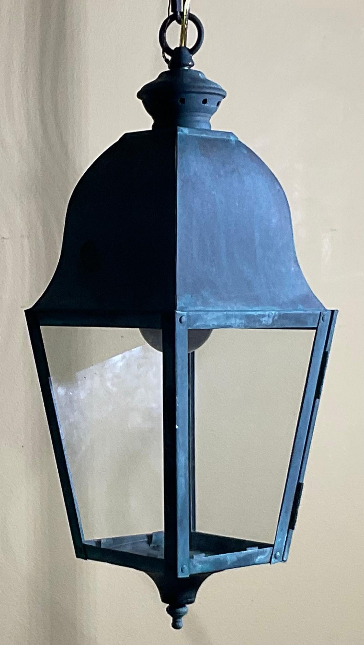 Exquisito Farol Colgante Pequeño Vintage de Latón  7”x 7”x 18” Estadounidense en venta
