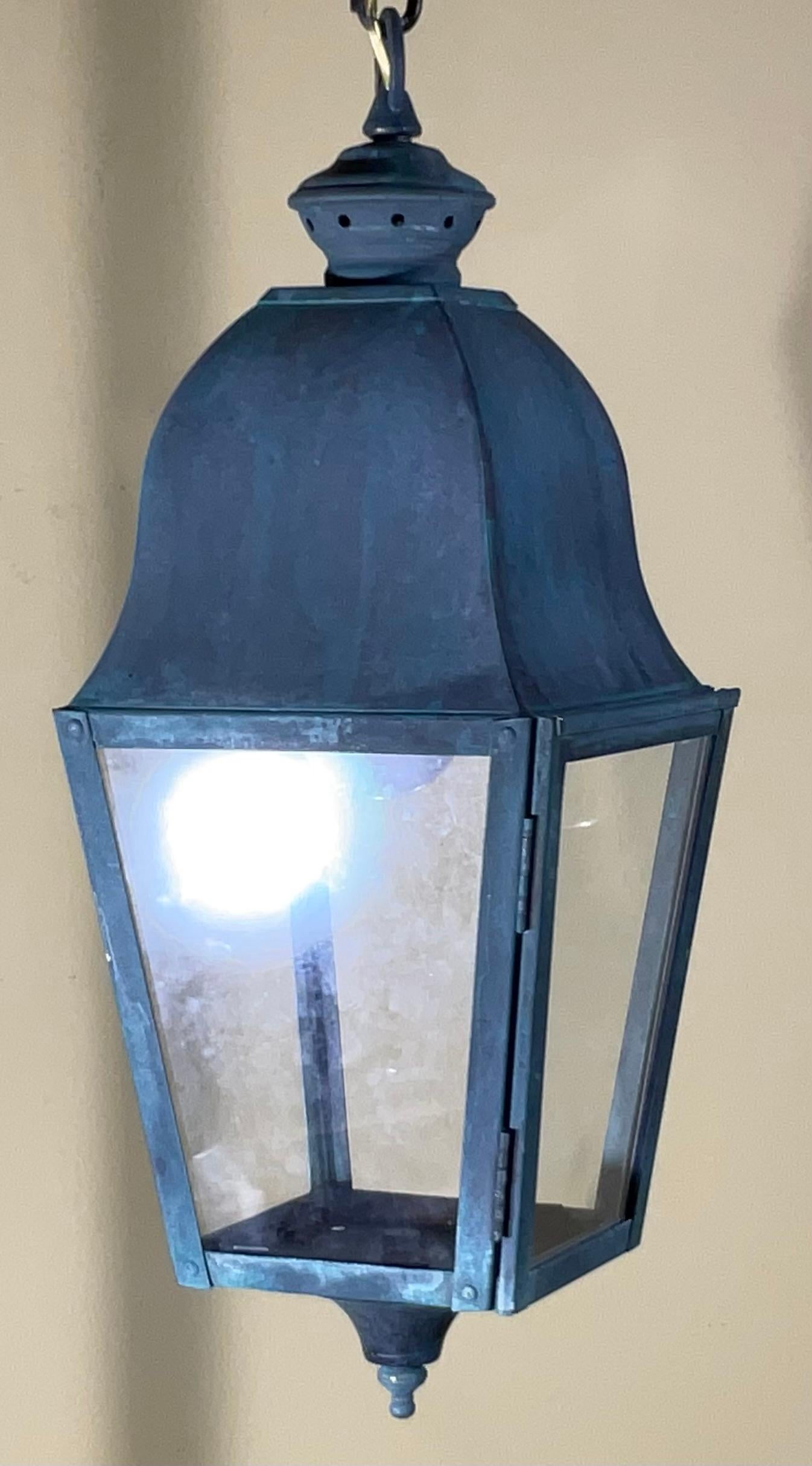 Exquisito Farol Colgante Pequeño Vintage de Latón  7”x 7”x 18” Hecho a mano en venta