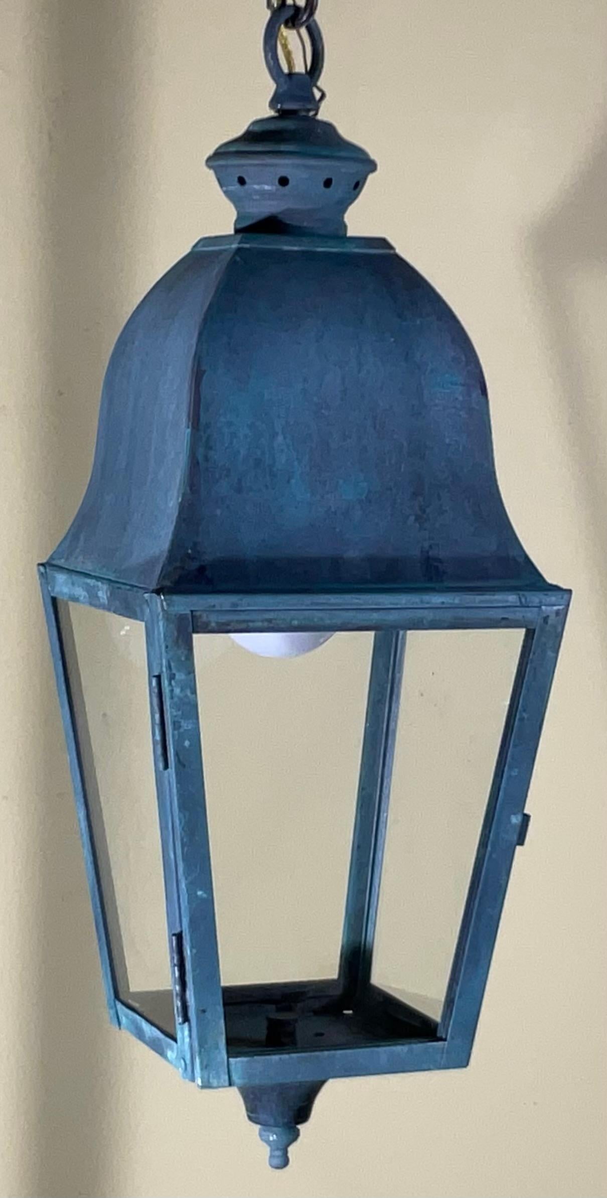 Exquisito Farol Colgante Pequeño Vintage de Latón  7”x 7”x 18” en Bueno estado para la venta en Delray Beach, FL