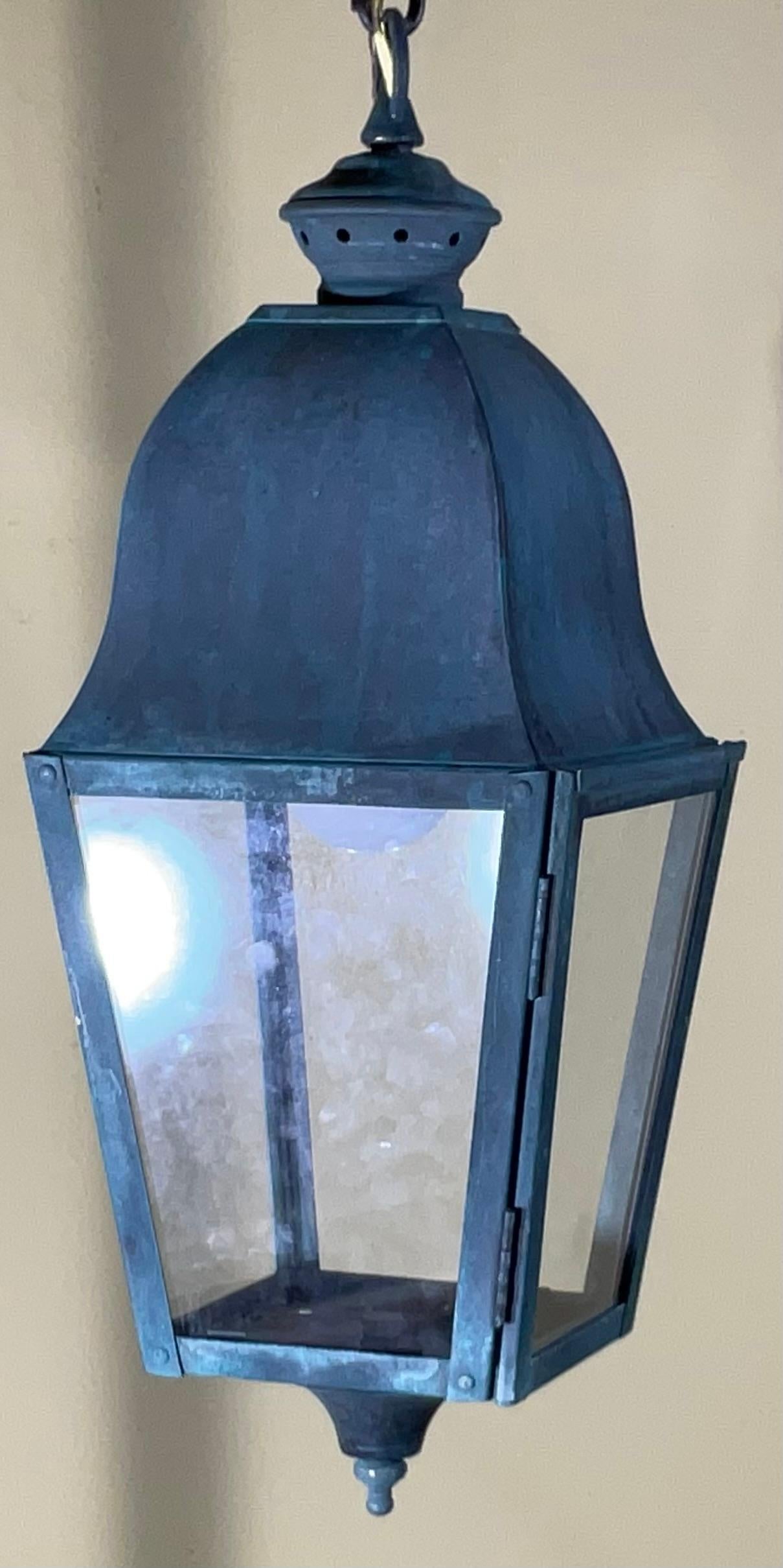 Exquisito Farol Colgante Pequeño Vintage de Latón  7”x 7”x 18” siglo XX en venta