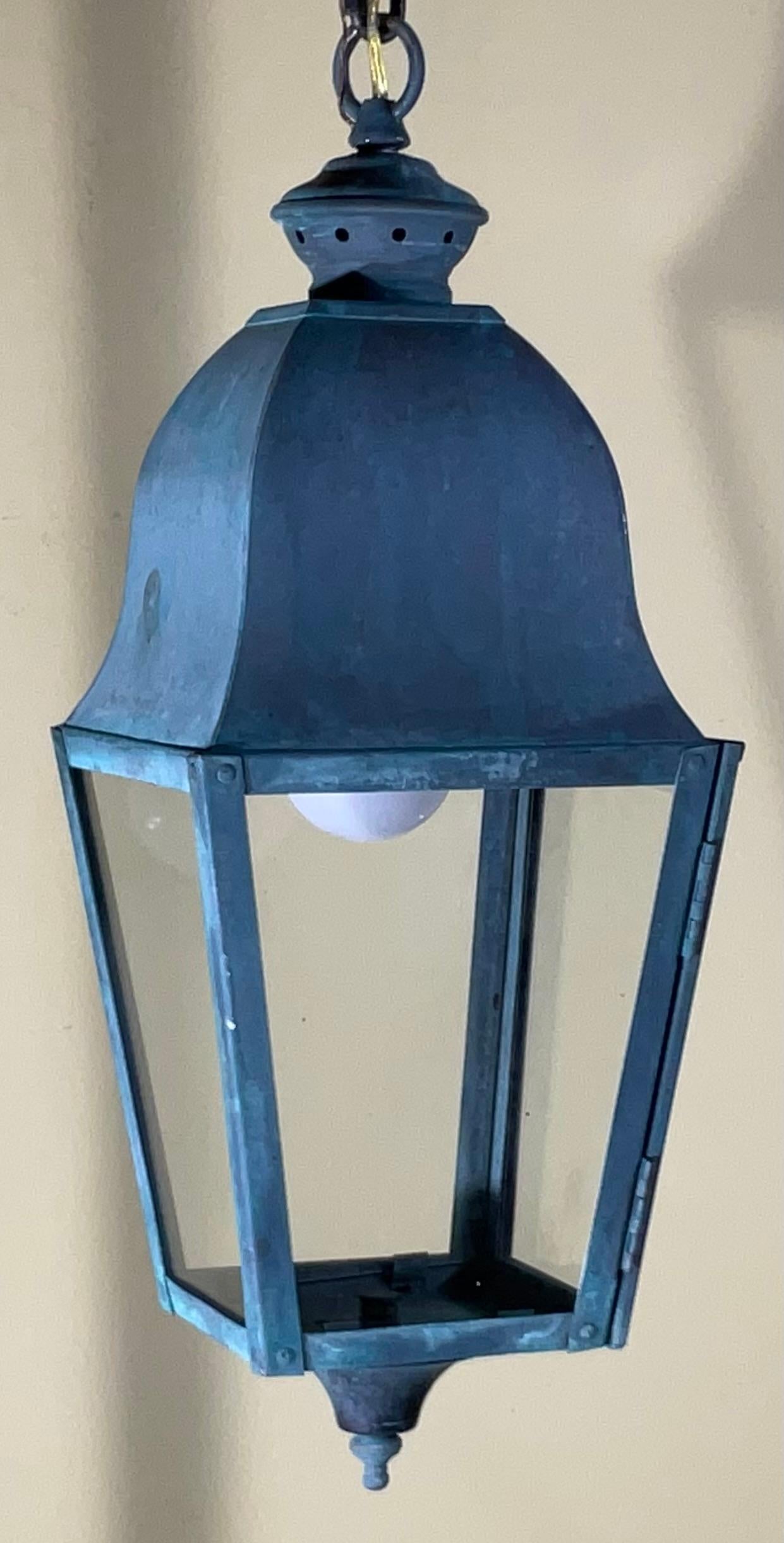 Exquisito Farol Colgante Pequeño Vintage de Latón  7”x 7”x 18” en venta 1