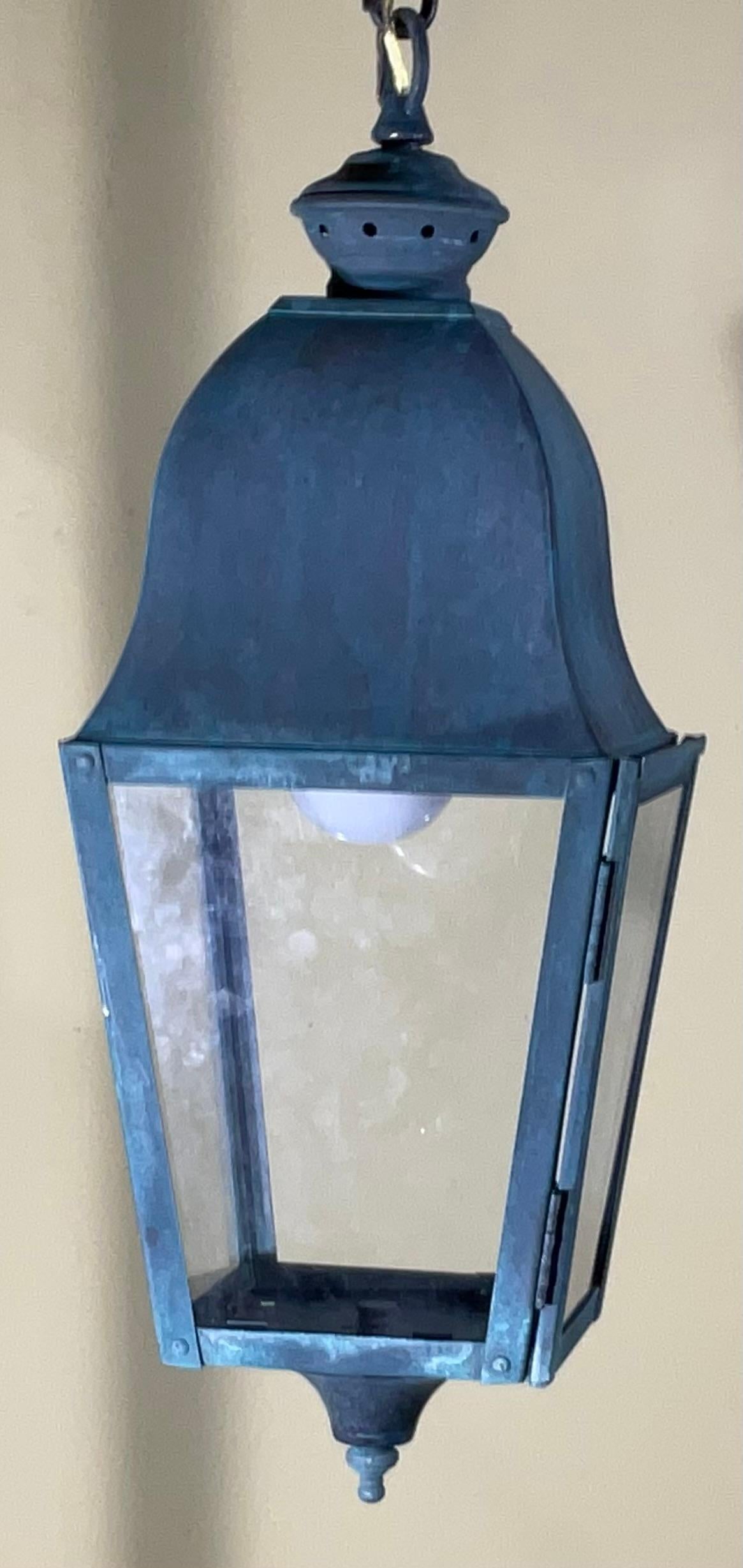Exquisito Farol Colgante Pequeño Vintage de Latón  7”x 7”x 18” en venta 2