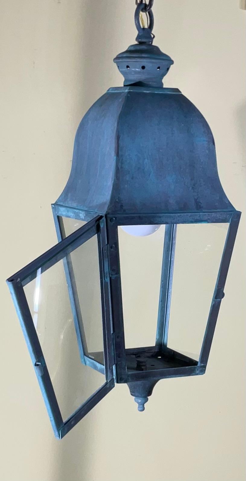Exquisito Farol Colgante Pequeño Vintage de Latón  7”x 7”x 18” en venta 3