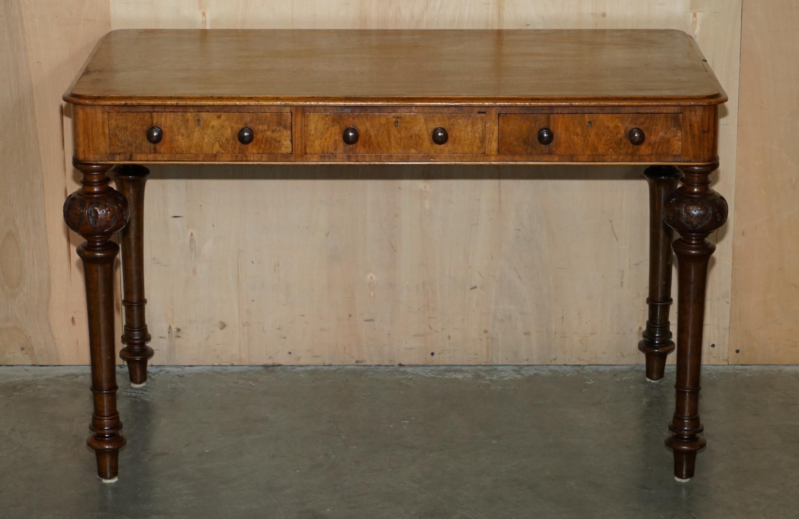 Royal House Antiques

The House Antiques a le plaisir de proposer à la vente cette superbe petite table à écrire en bois de rose William IV Circa 1830 à trois tiroirs.

Veuillez noter que les frais de livraison indiqués ne sont qu'un guide, ils