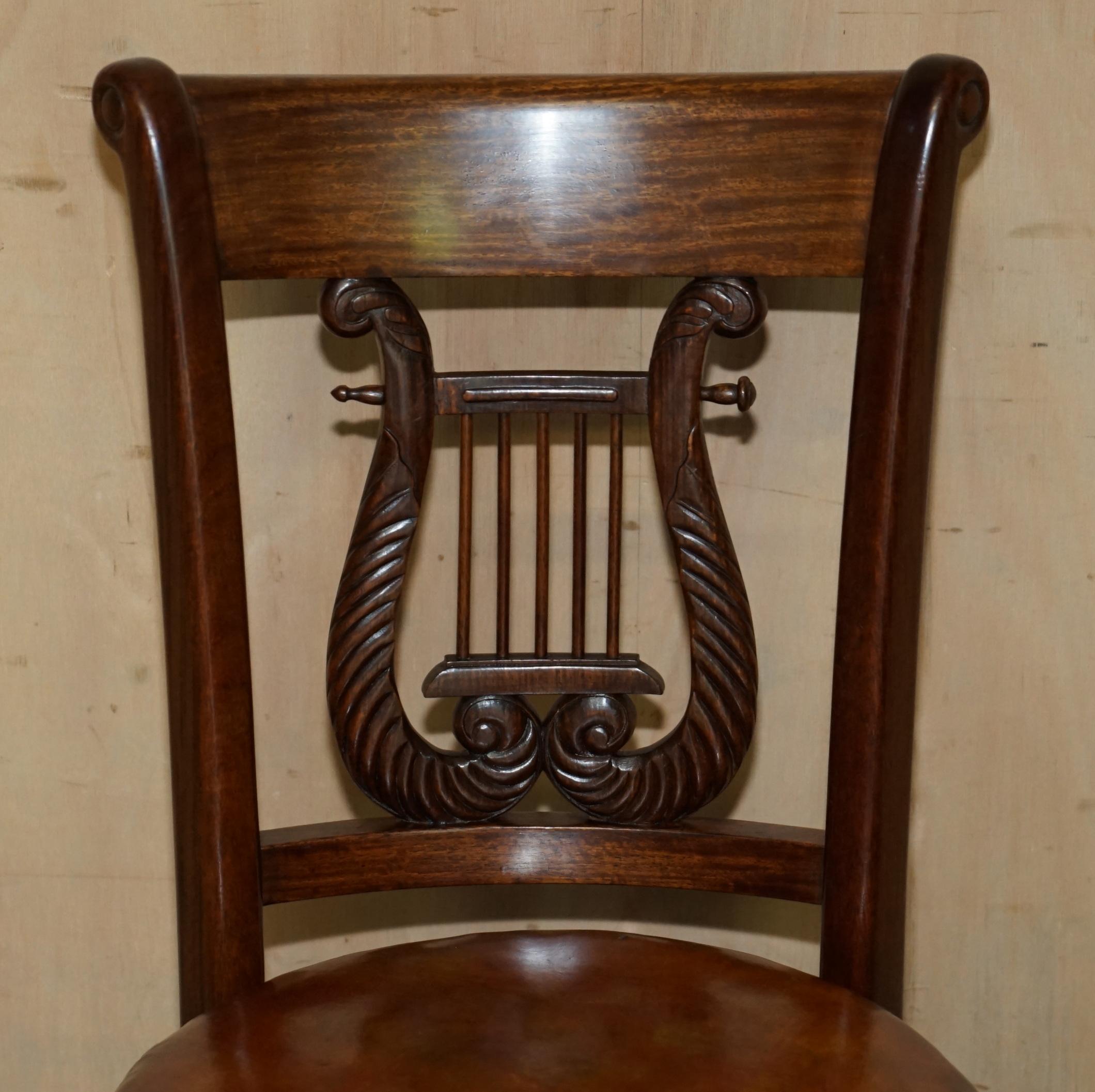 Anglais CHAISE DE musiciens antiques en cuir marron HARDWOOD SOLID exquise et amovible en vente