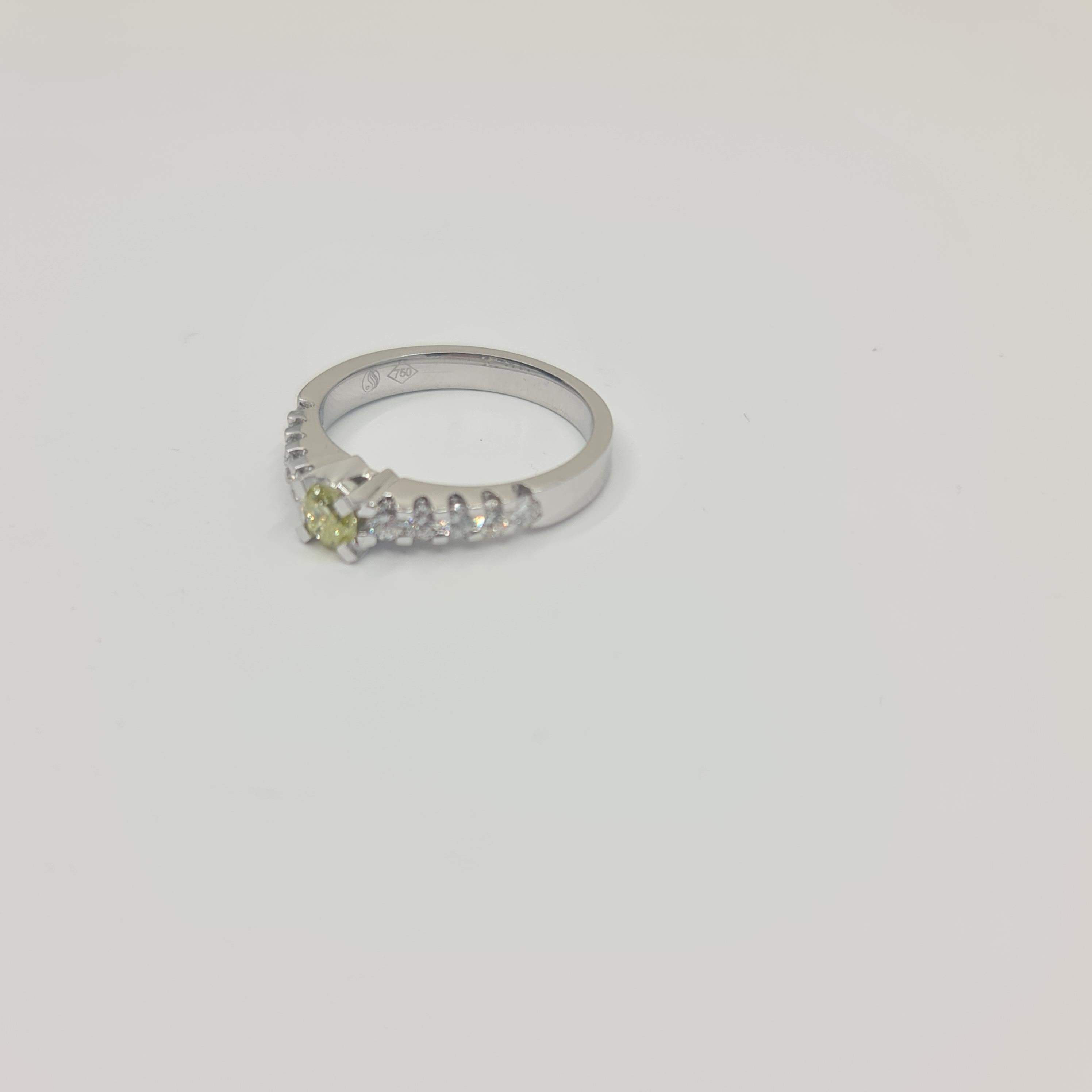 Modern Exquisite Solitaire Diamond Ring 0.28 Carat Fancy Green Brilliant  For Sale