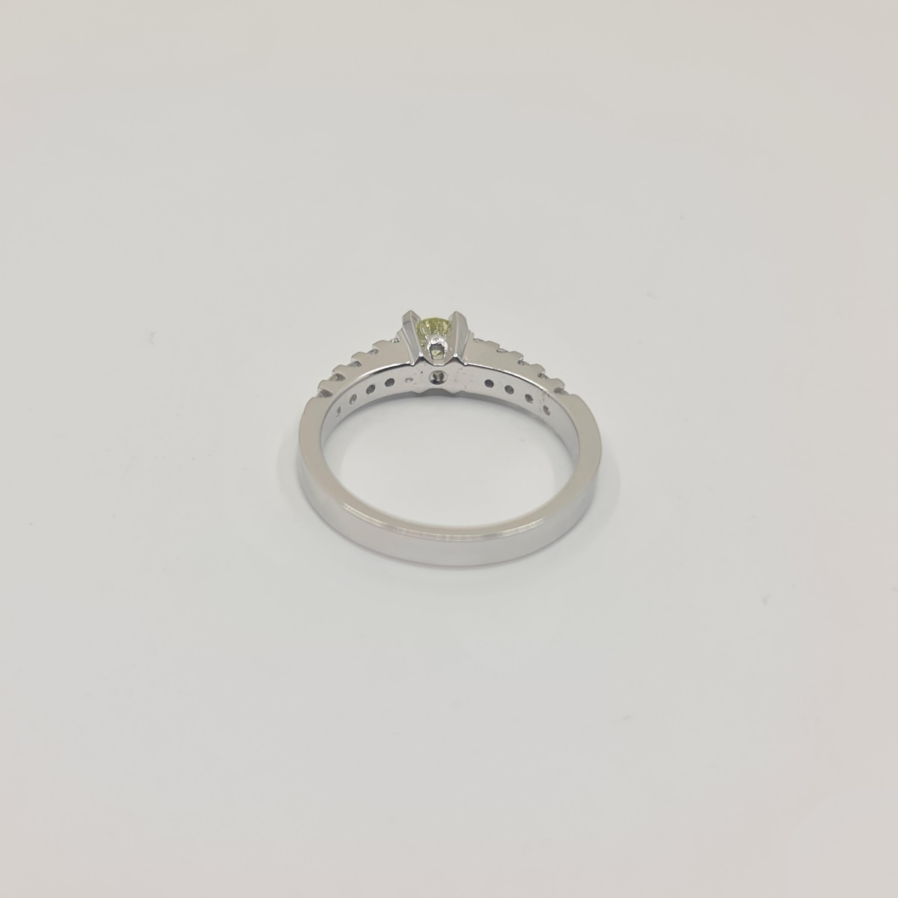 Exquisite Solitaire Diamond Ring 0.28 Carat Fancy Green Brilliant  In New Condition For Sale In Darmstadt, DE