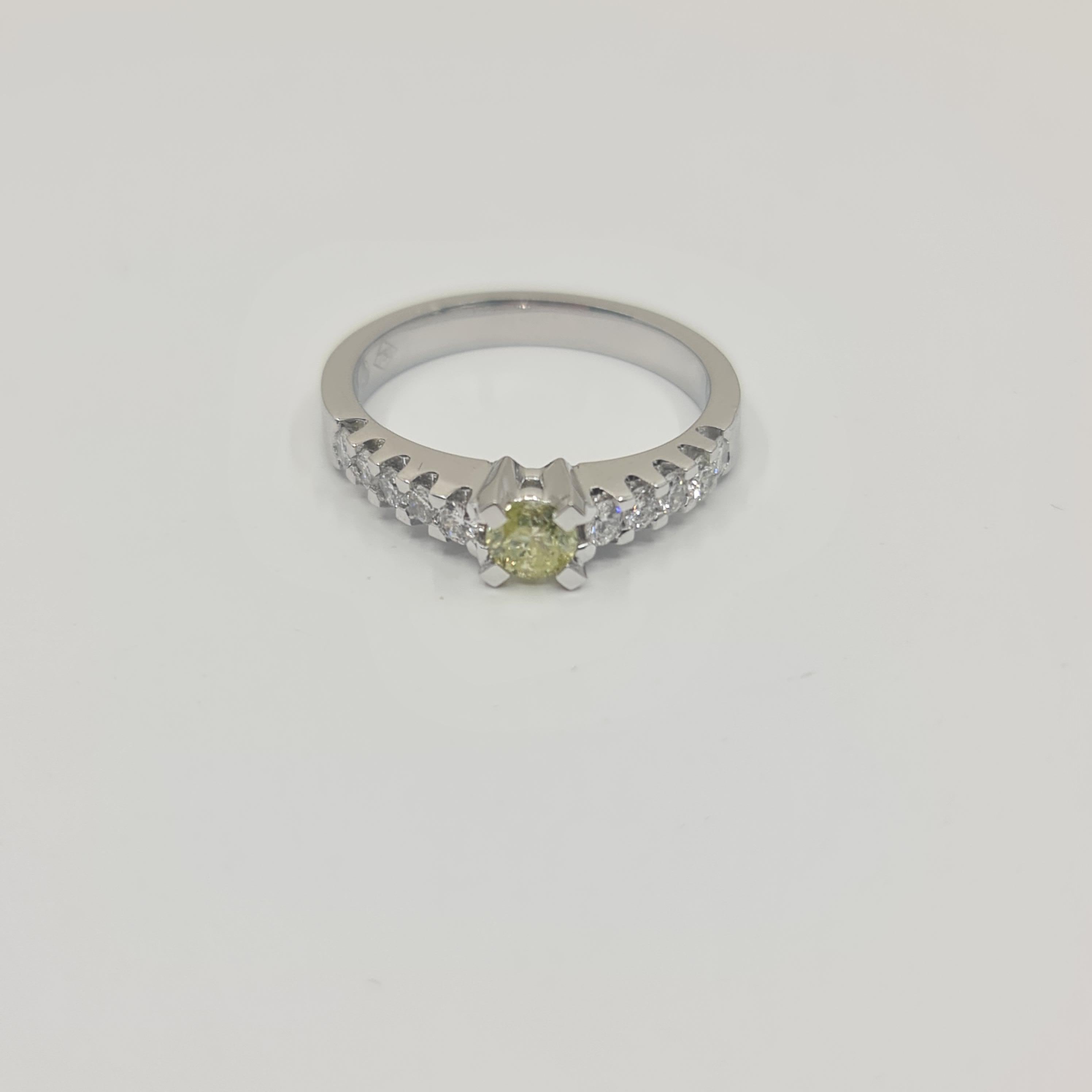 Exquisite Solitaire Diamond Ring 0.28 Carat Fancy Green Brilliant  For Sale 1