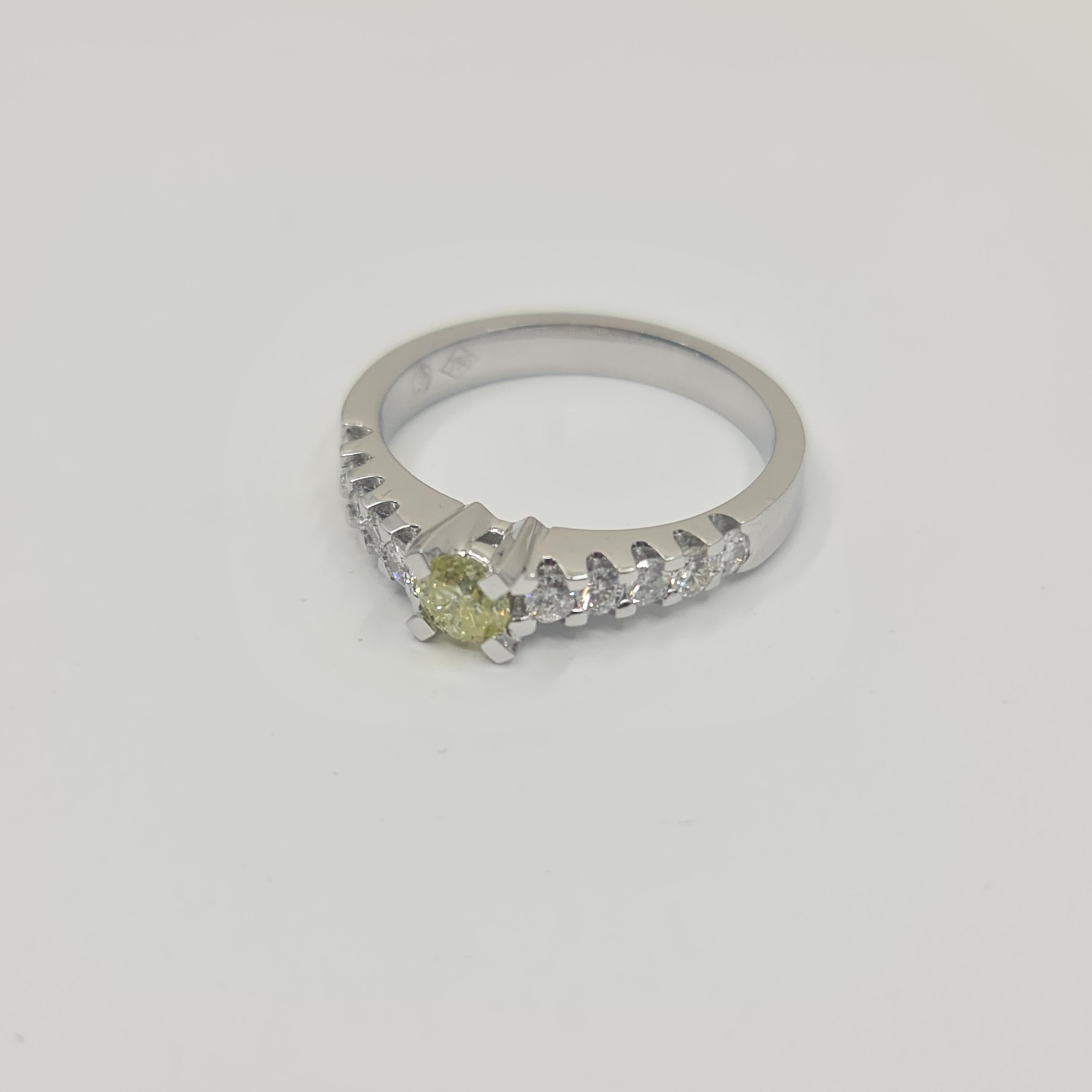 Exquisite Solitaire Diamond Ring 0.28 Carat Fancy Green Brilliant  For Sale 2