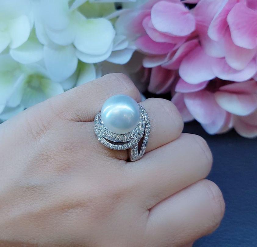 Exquisite South Sea Pearl Diamonds 18K Gold Ring For Sale 1