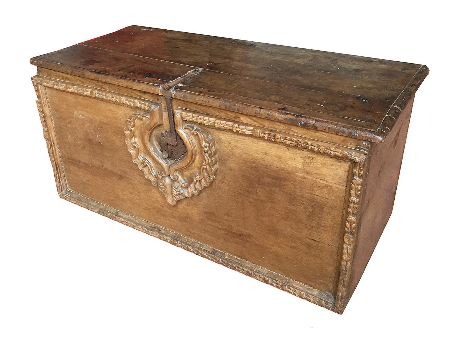 Esta exquisita arqueta cuzqueña colonial española, de principios del siglo XVIII, es un buen ejemplo de la maestría artesanal característica del Perú colonial. Construida en madera noble de tonos claros, tiene forma rectangular y una robusta tapa