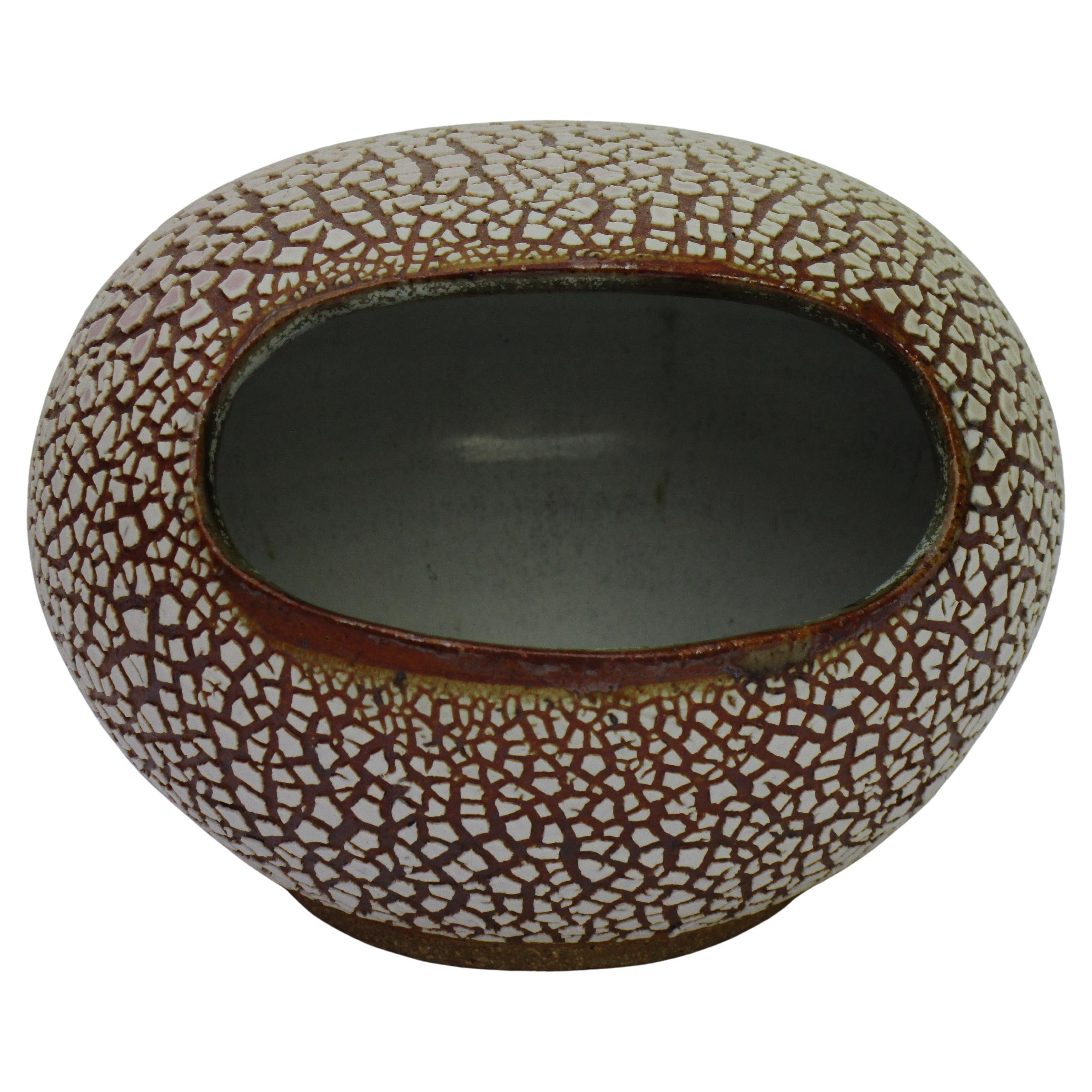 Vase et cuillère en céramique de Studio de forme organique avec une esthétique moderniste japonaise. Vase à la texture finement sculptée, marron et ivoire, semblable à celle d'un oursin, et à l'intérieur émaillé blanc. Cuillère d'aspect primitif