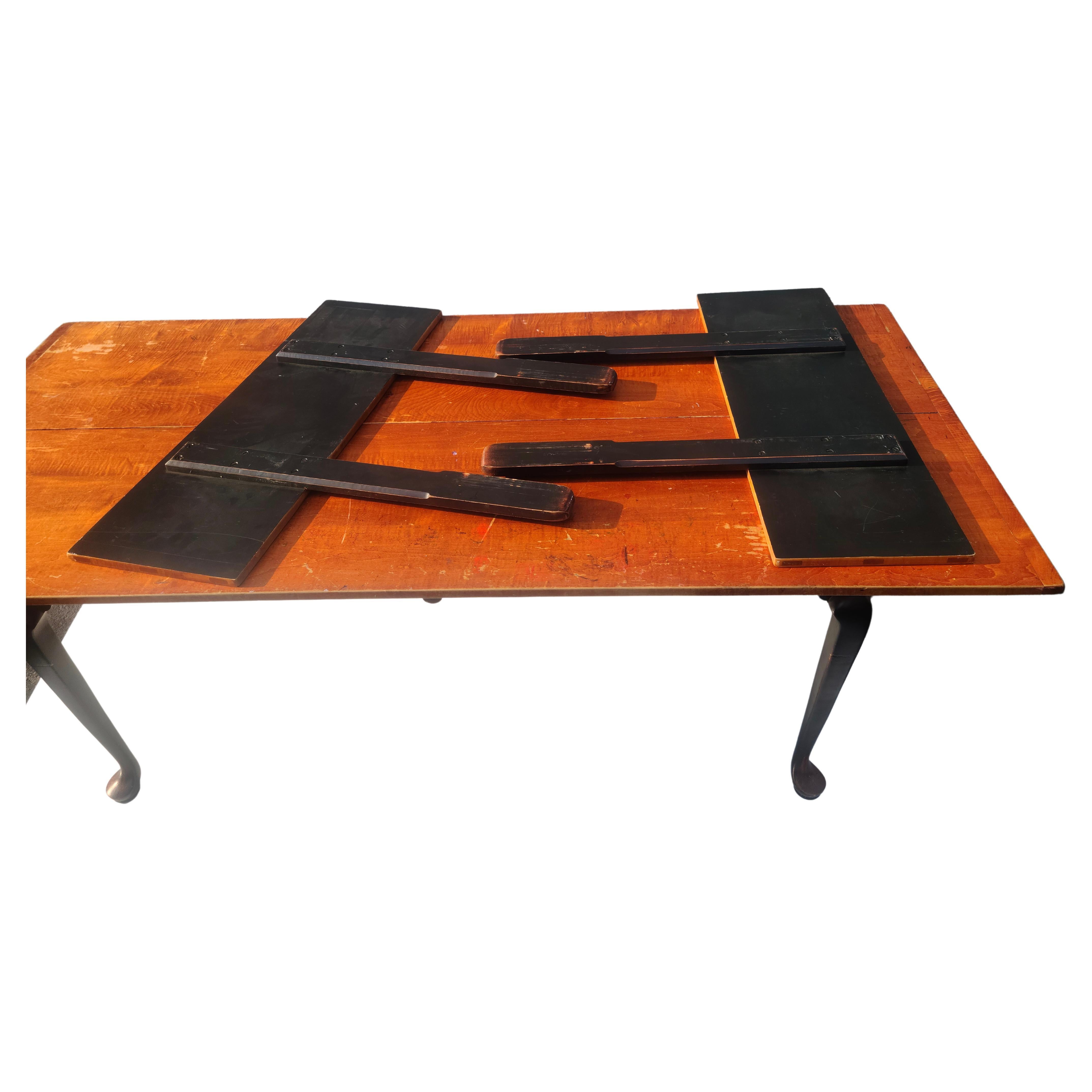 Exquisiter Studio Craft Tiger-Ahorn-Esstisch aus Queen Anne-Farm (20. Jahrhundert) im Angebot