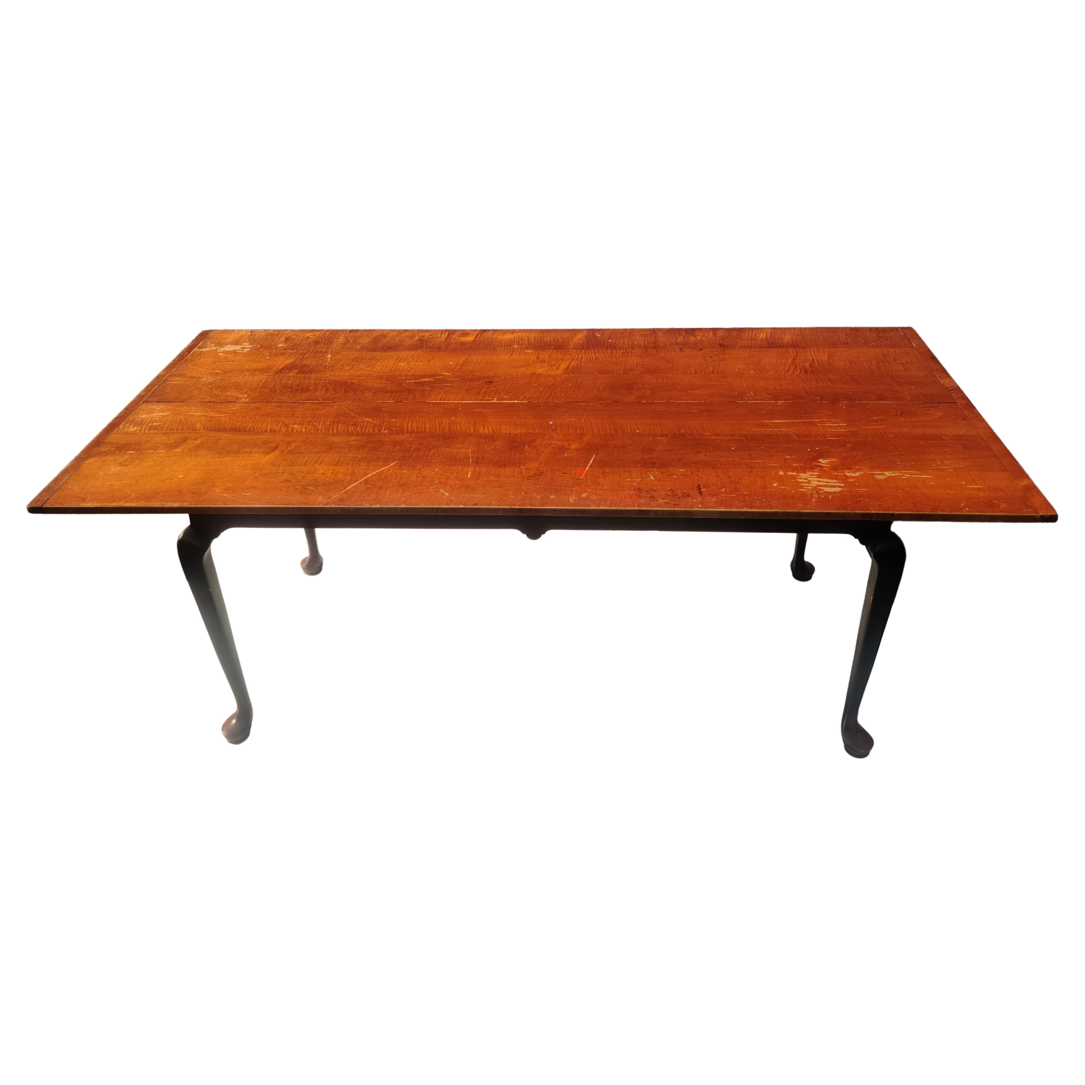 Exquisiter Studio Craft Tiger-Ahorn-Esstisch aus Queen Anne-Farm (Ahornholz) im Angebot