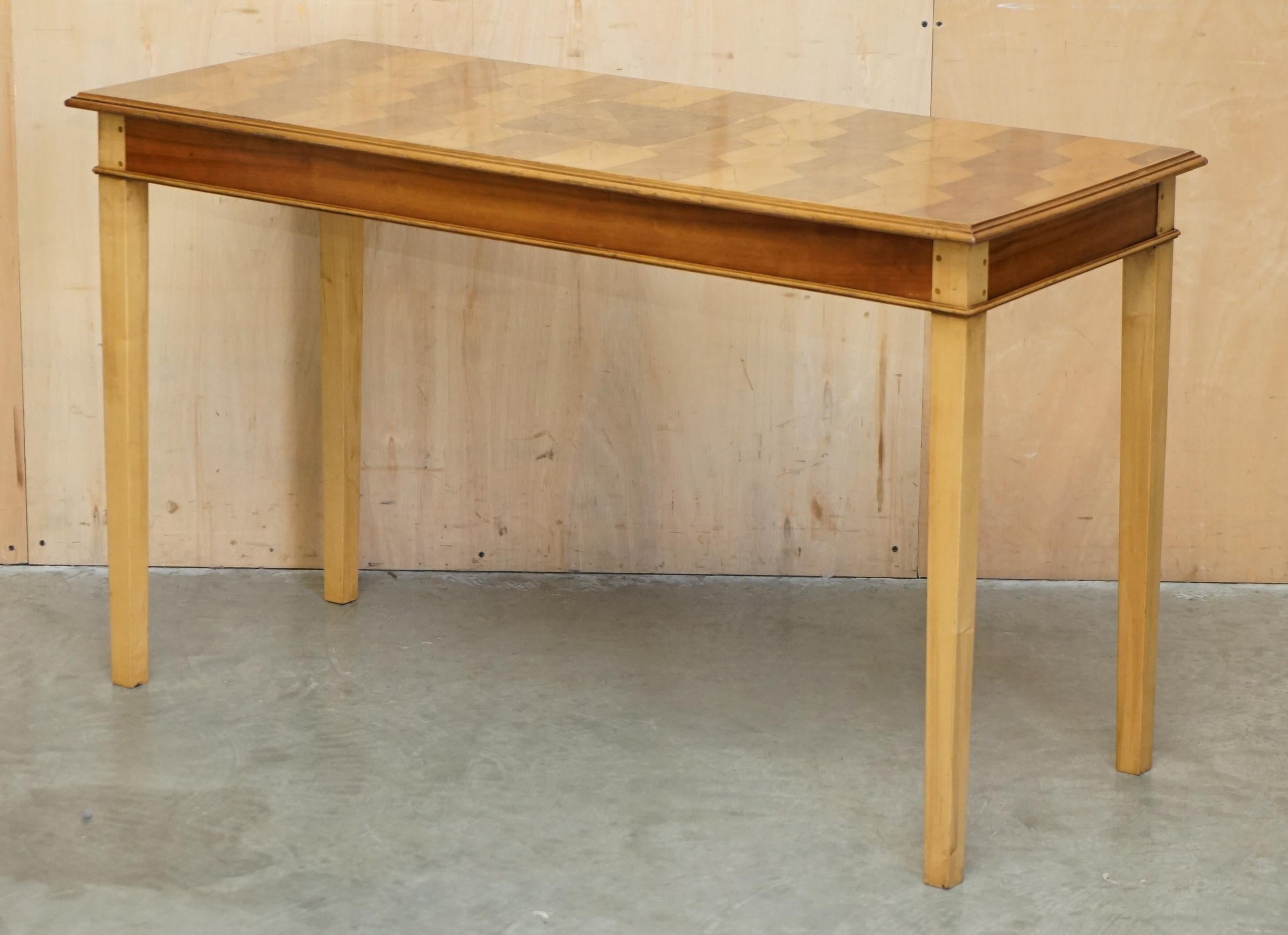 Casa Reale Antiquariato

Royal House of Antiques è lieta di offrire in vendita questo squisito tavolo da console in legno di ostrica e maggiociondolo e radica di noce, realizzato a mano in Inghilterra, su una struttura in noce con tasselli in legno