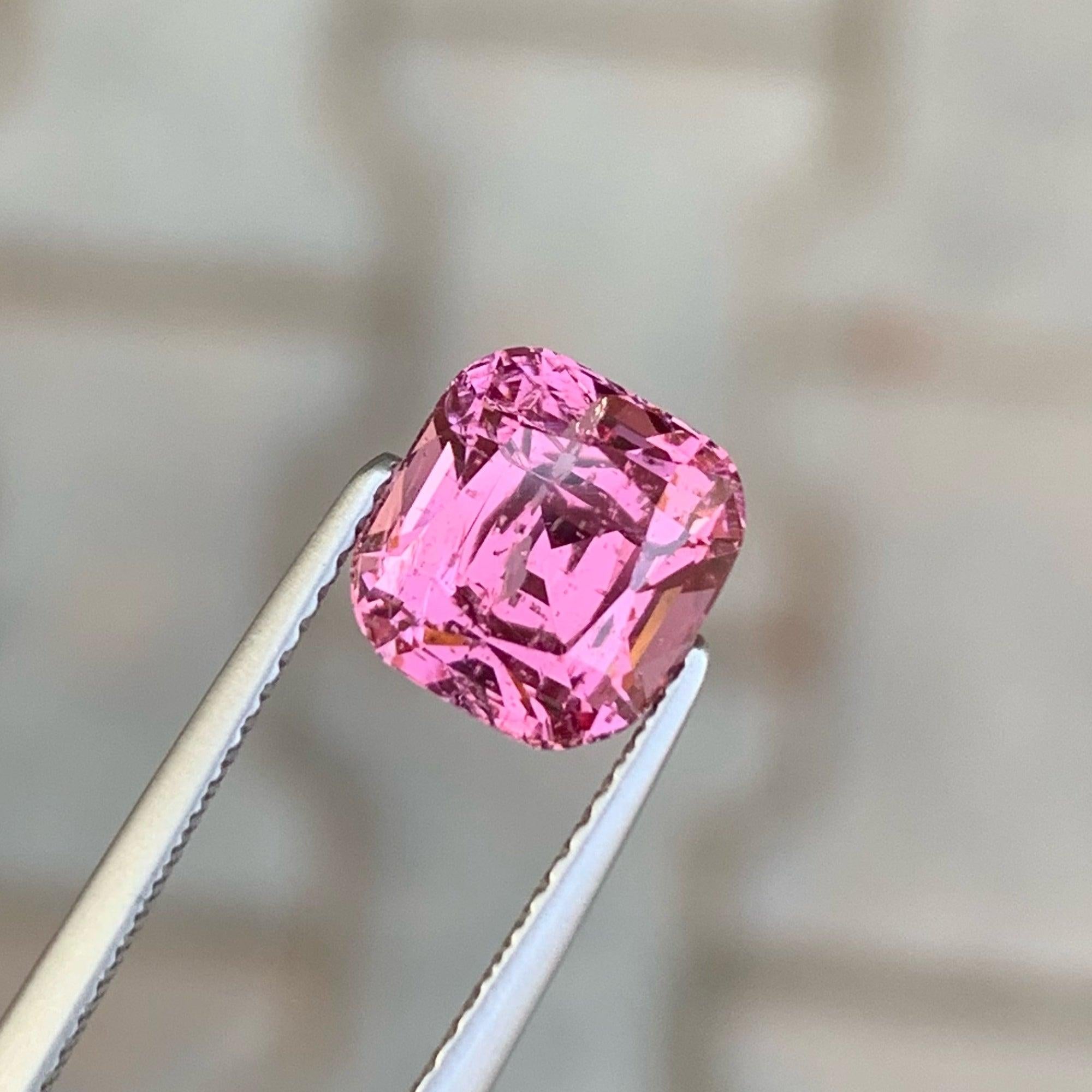 Exquisite rosa Turmalin geschliffener Stein 3,35 CTS Turmalin Ring Facettierter Stein (Kissenschliff) im Angebot